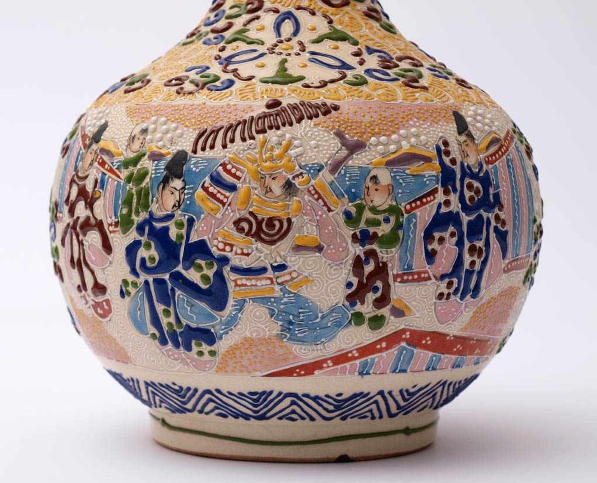 Vase, JapanAuf rundem Standring kugeliger Korpus. Schlanker, oben ausgestellter Röhrenhals, - Image 3 of 4