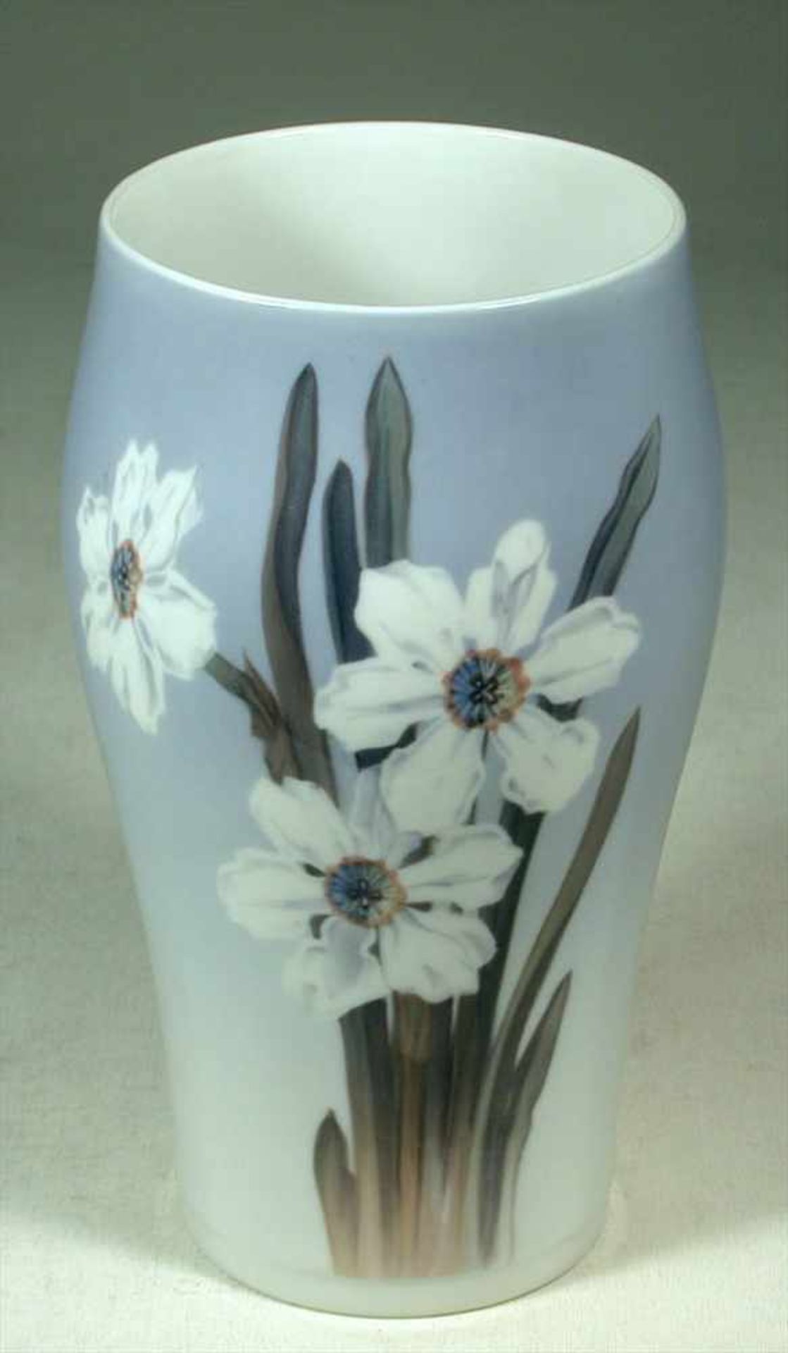 Vase, Royal Kopenhagen, 20er JahreSchlanke, in der oberen Hälfte gebauchte Form. Auf weißem, nach