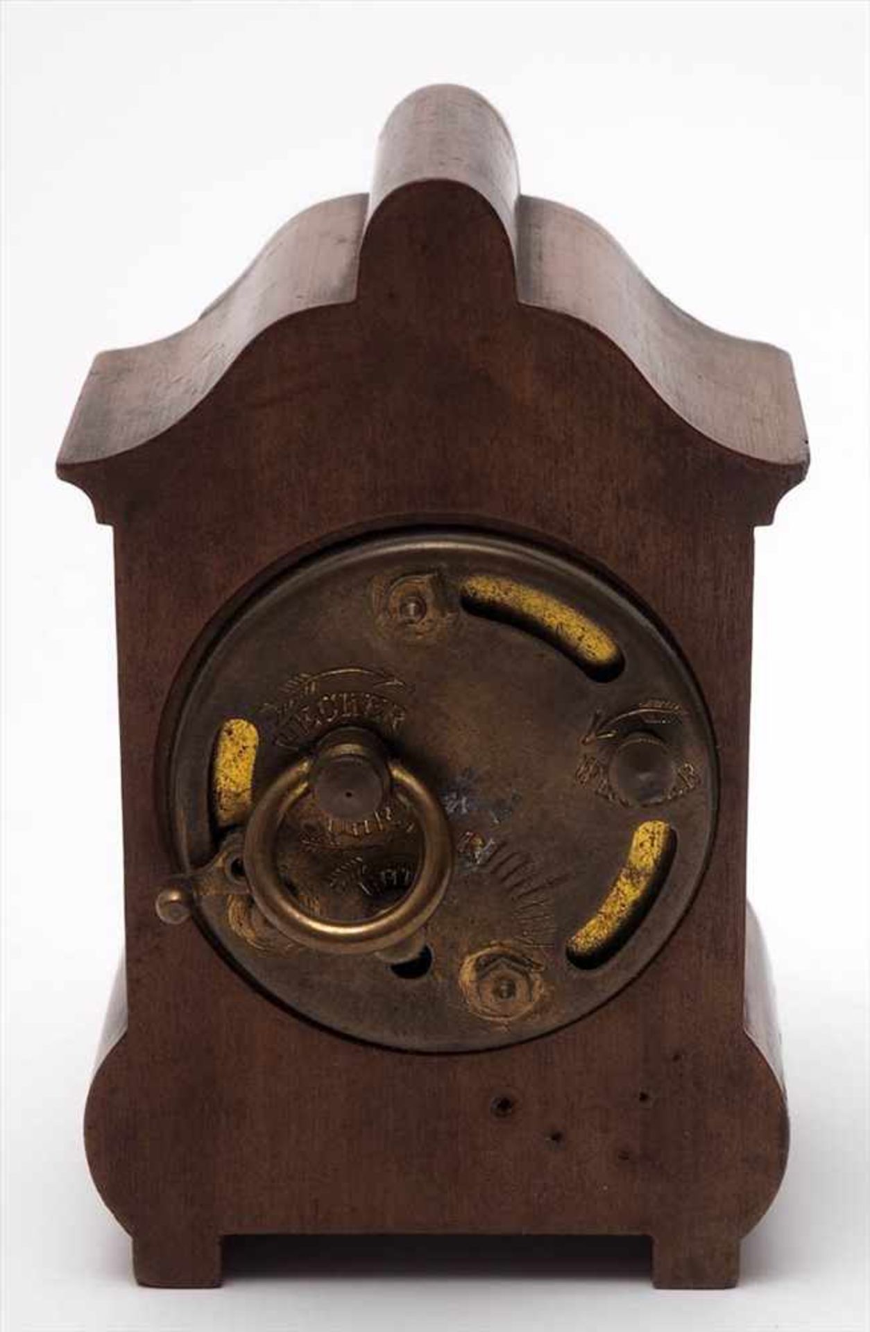 Wecker, um 1900Fein geschnitztes Nussbaumgehäuse mit eingelassener Uhrtrommel. Weißes - Bild 2 aus 3
