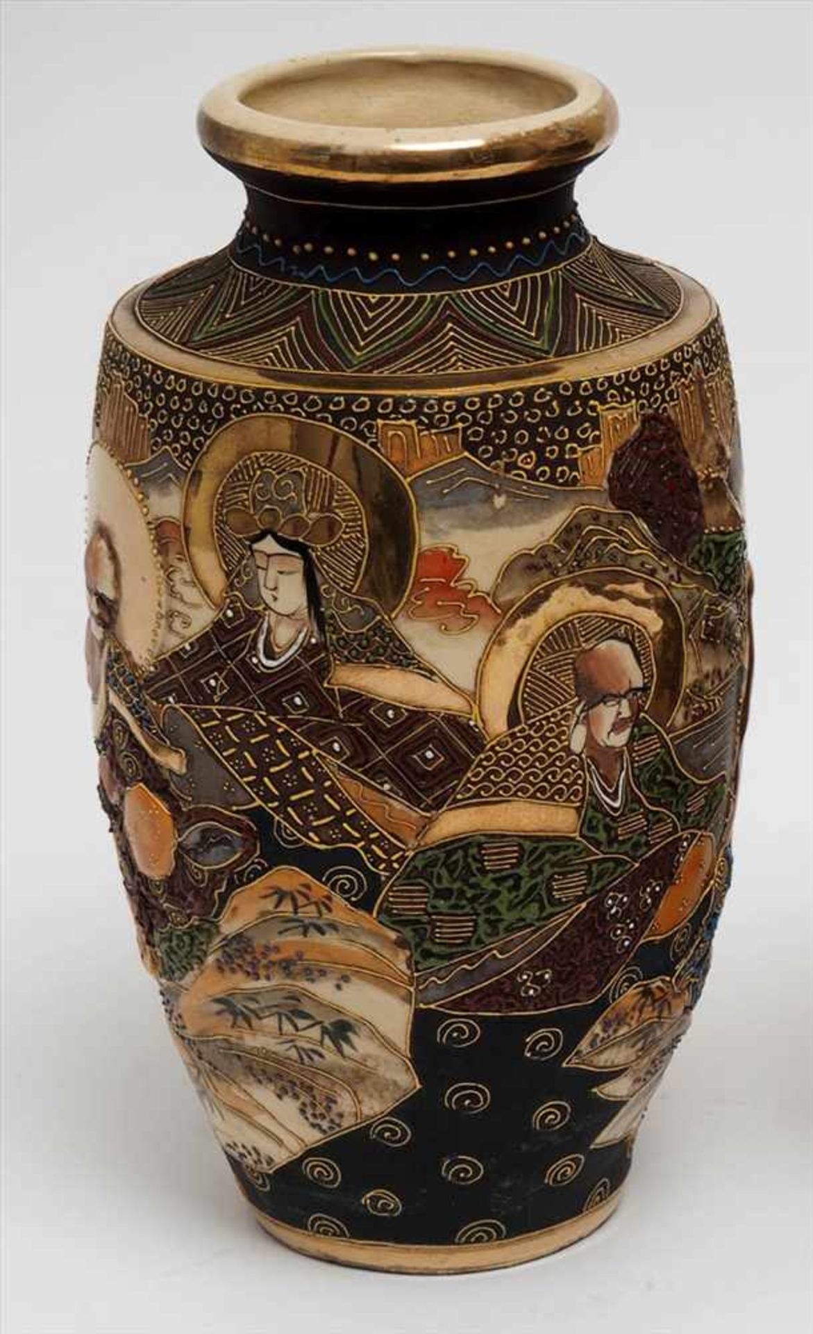 Paar Satsuma-Vasen, JapanMoriage-Stil. Reich reliefierte und bemalte Darstellung der Fünf Weisen mit - Image 3 of 6