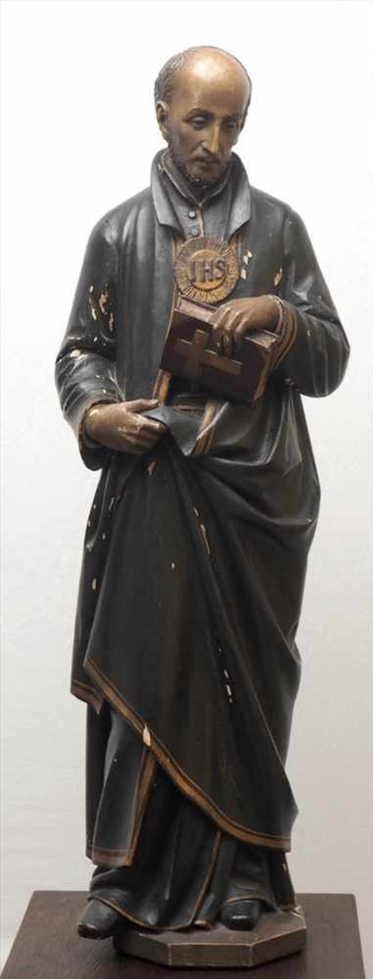 Heiligenfigur, 19.Jhdt.Hl. Ignatius von Loyola, in der linken Hand die Bibel haltend. Lindenholz,