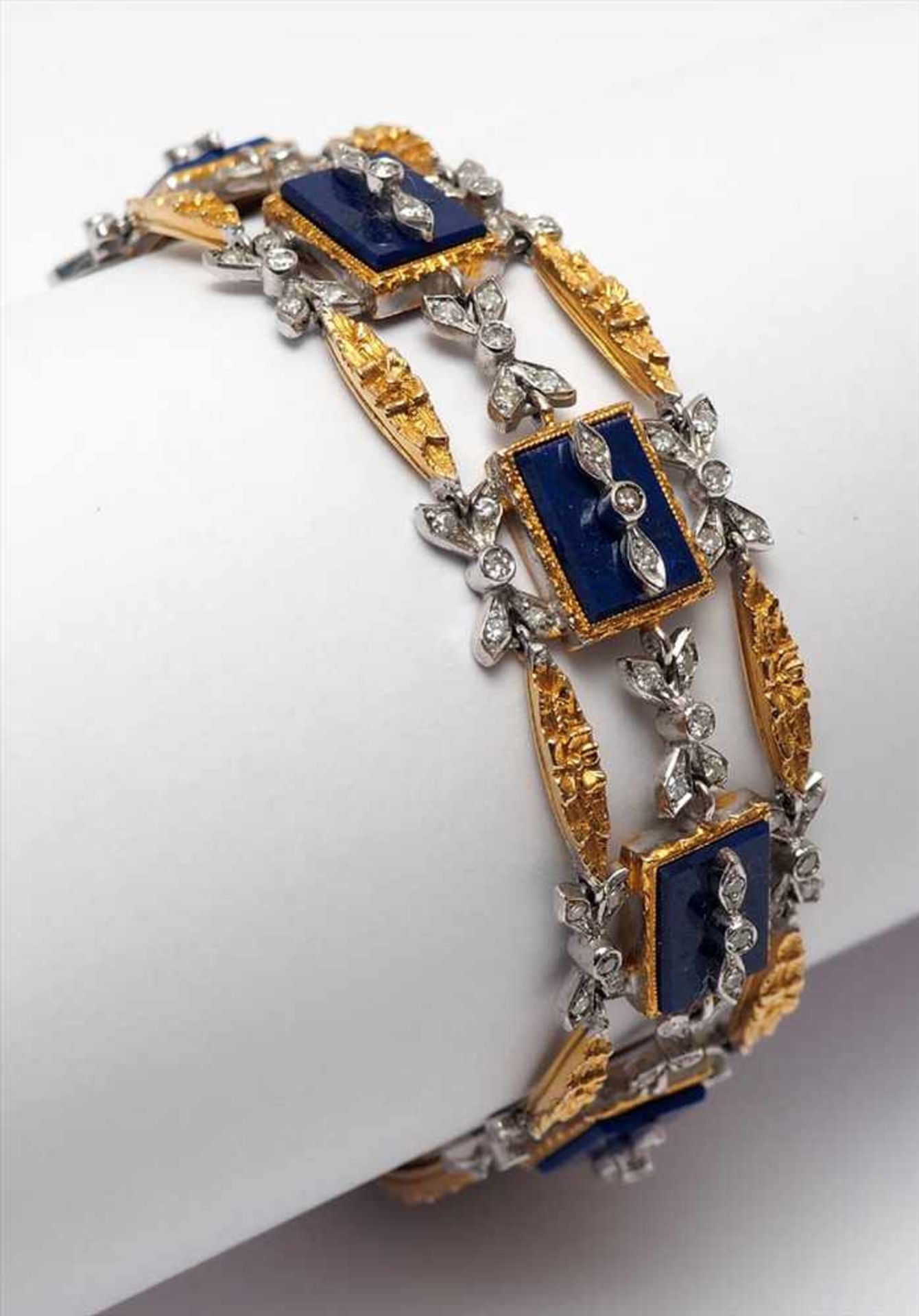 Armband, wohl 30er JahreGG 18kt. Rechteckige Kettenglieder mit Lapislazuli, verbunden durch ovale