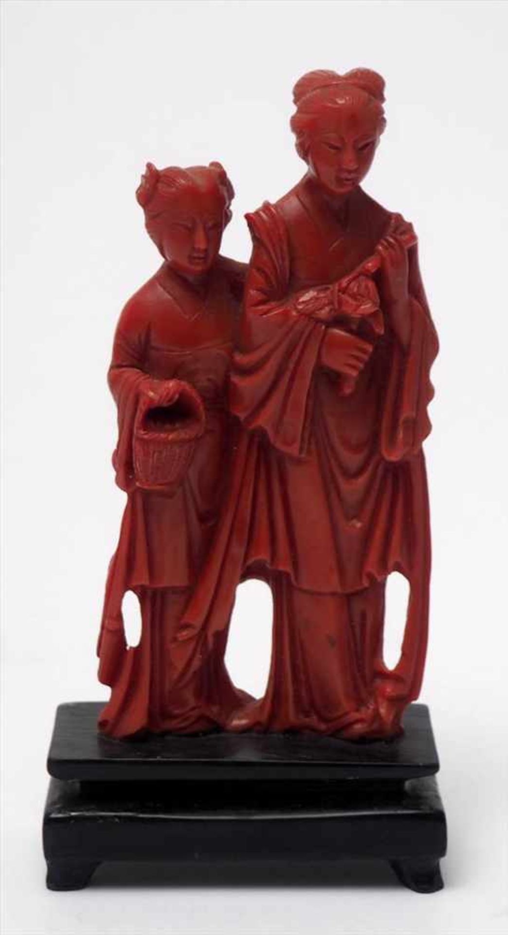 Figurenpaar, wohl ChinaZwei vornehm gekleidete Frauen. Koralle oder Rotlack, auf Holzsockel. H. - Bild 2 aus 5