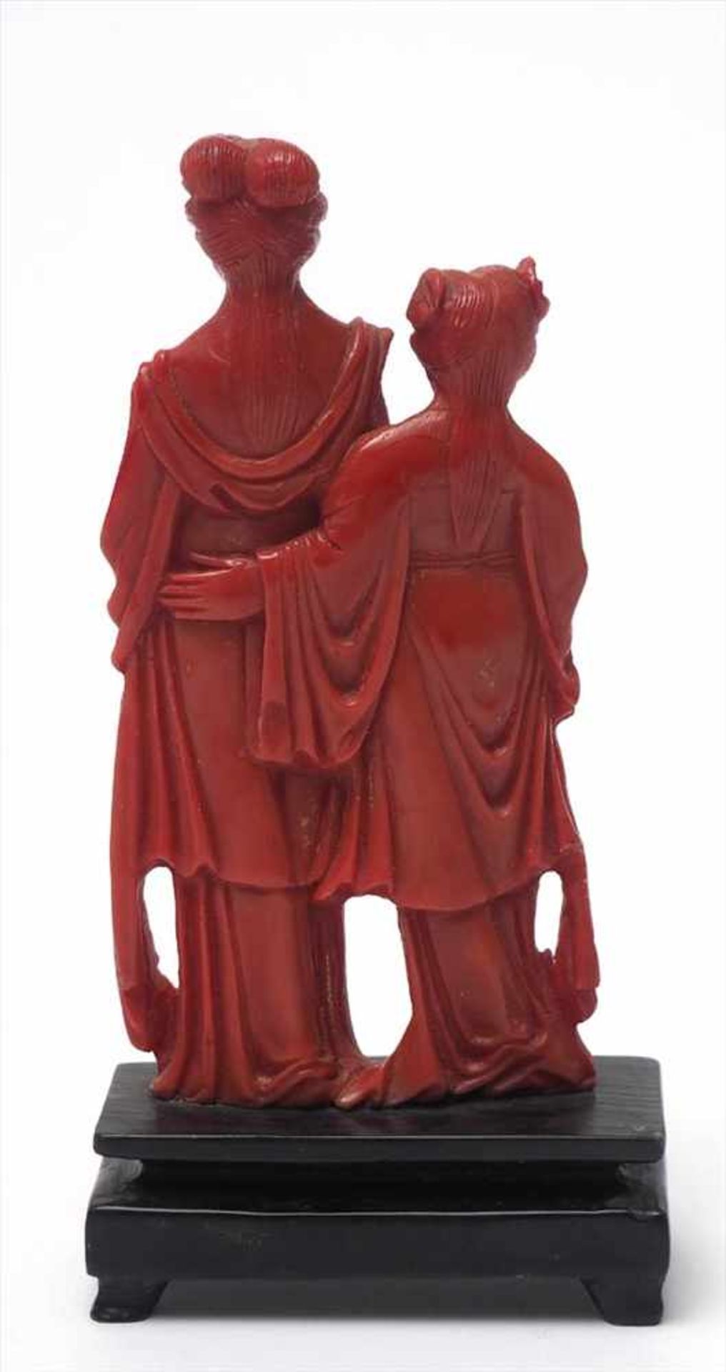 Figurenpaar, wohl ChinaZwei vornehm gekleidete Frauen. Koralle oder Rotlack, auf Holzsockel. H. - Bild 3 aus 5