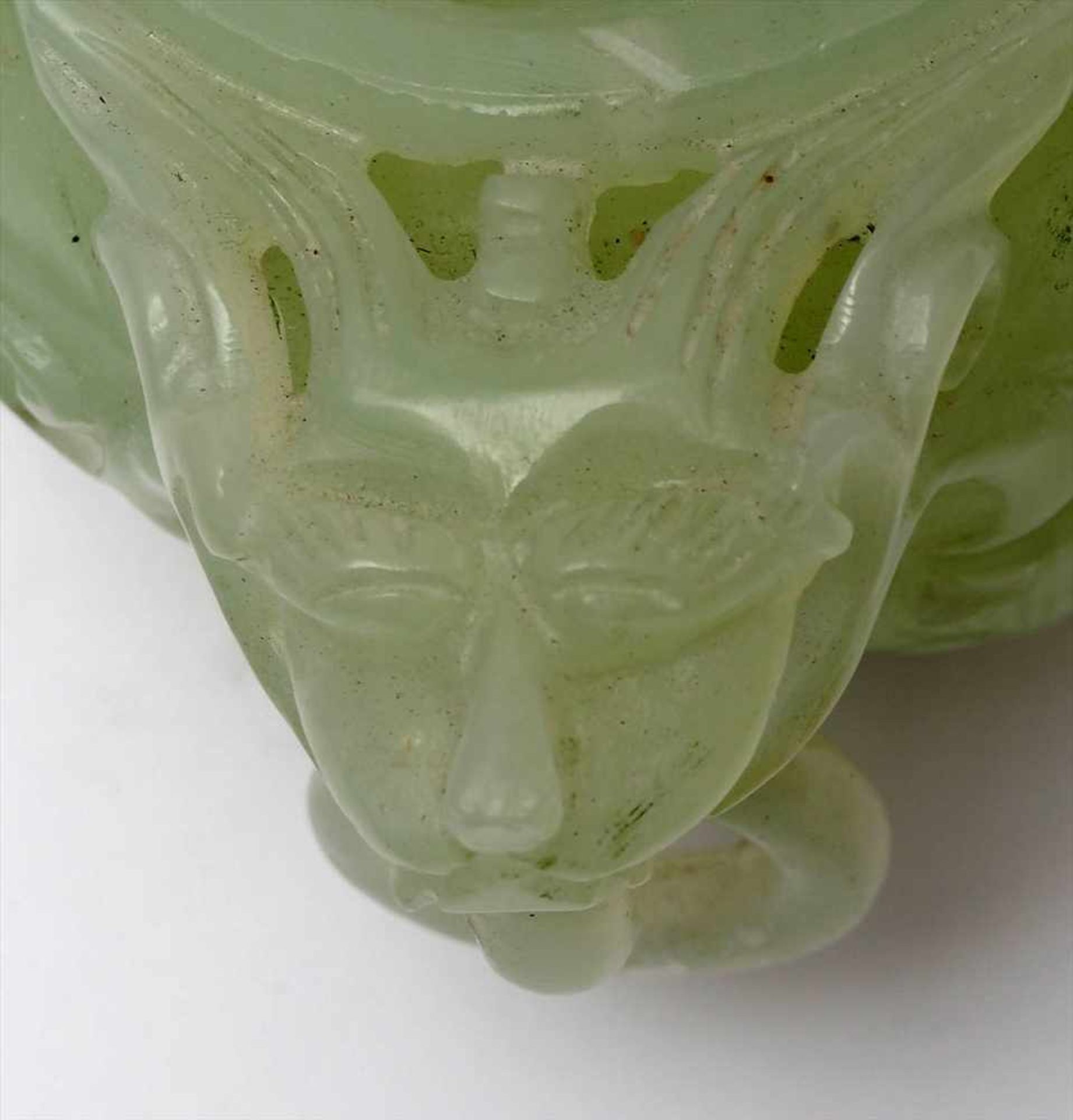 Deckelgefäß, China, 20.Jhdt.Hellgrüne Jade. Auf drei Löwentatzenfüßen kugeliger Korpus, flankiert - Bild 4 aus 4