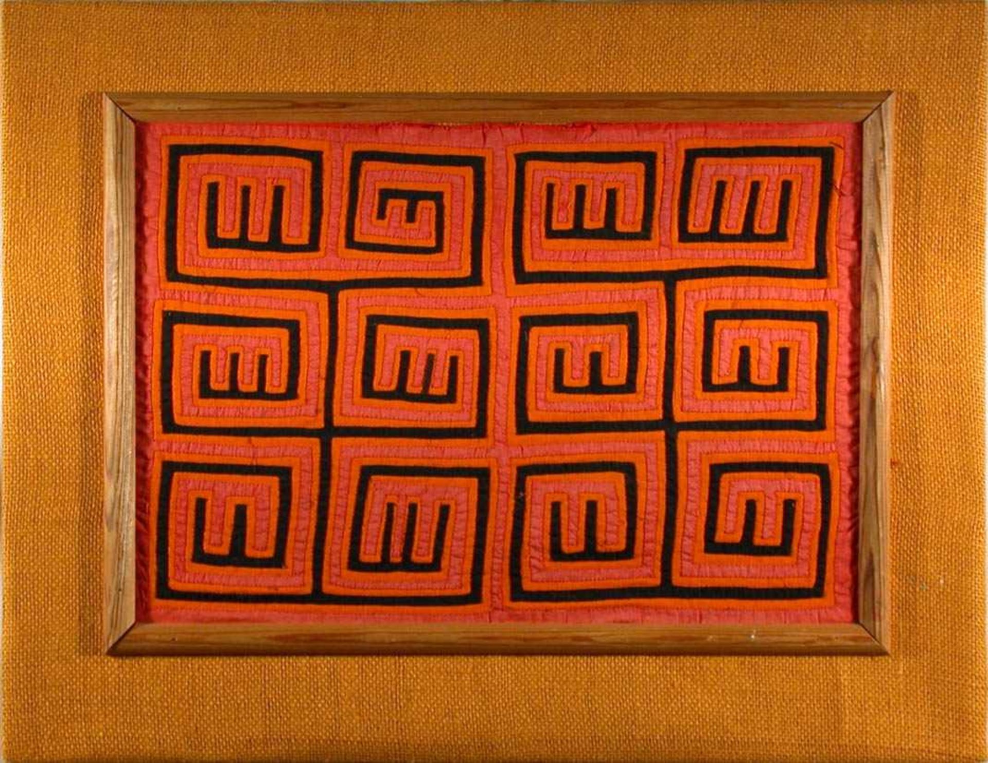 Mola, 1. Hälfte 20.Jhdt.Geometrische Motive. Auf Holzplatte montiert. 32x46cm.