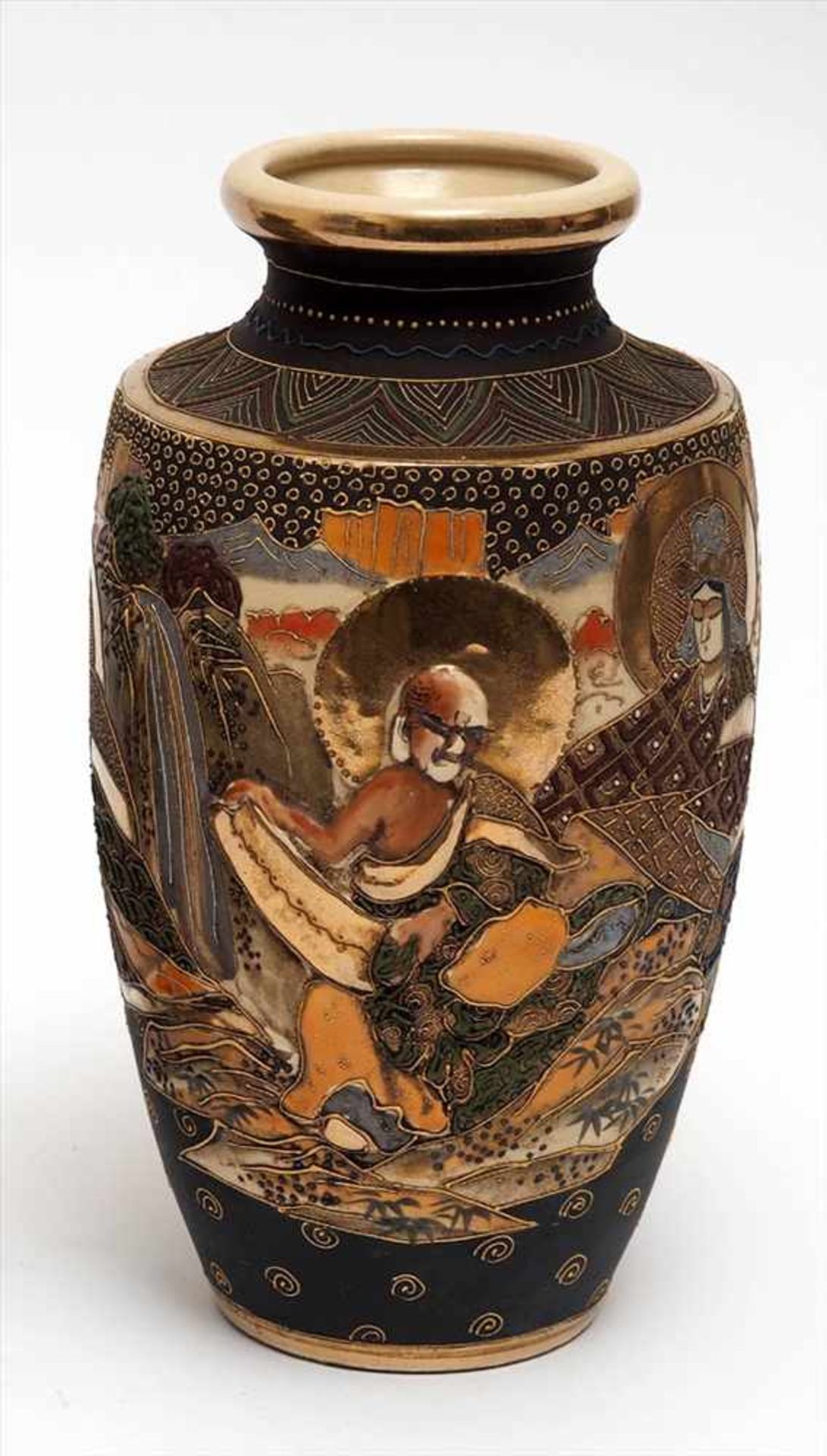 Paar Satsuma-Vasen, JapanMoriage-Stil. Reich reliefierte und bemalte Darstellung der Fünf Weisen mit - Image 5 of 6