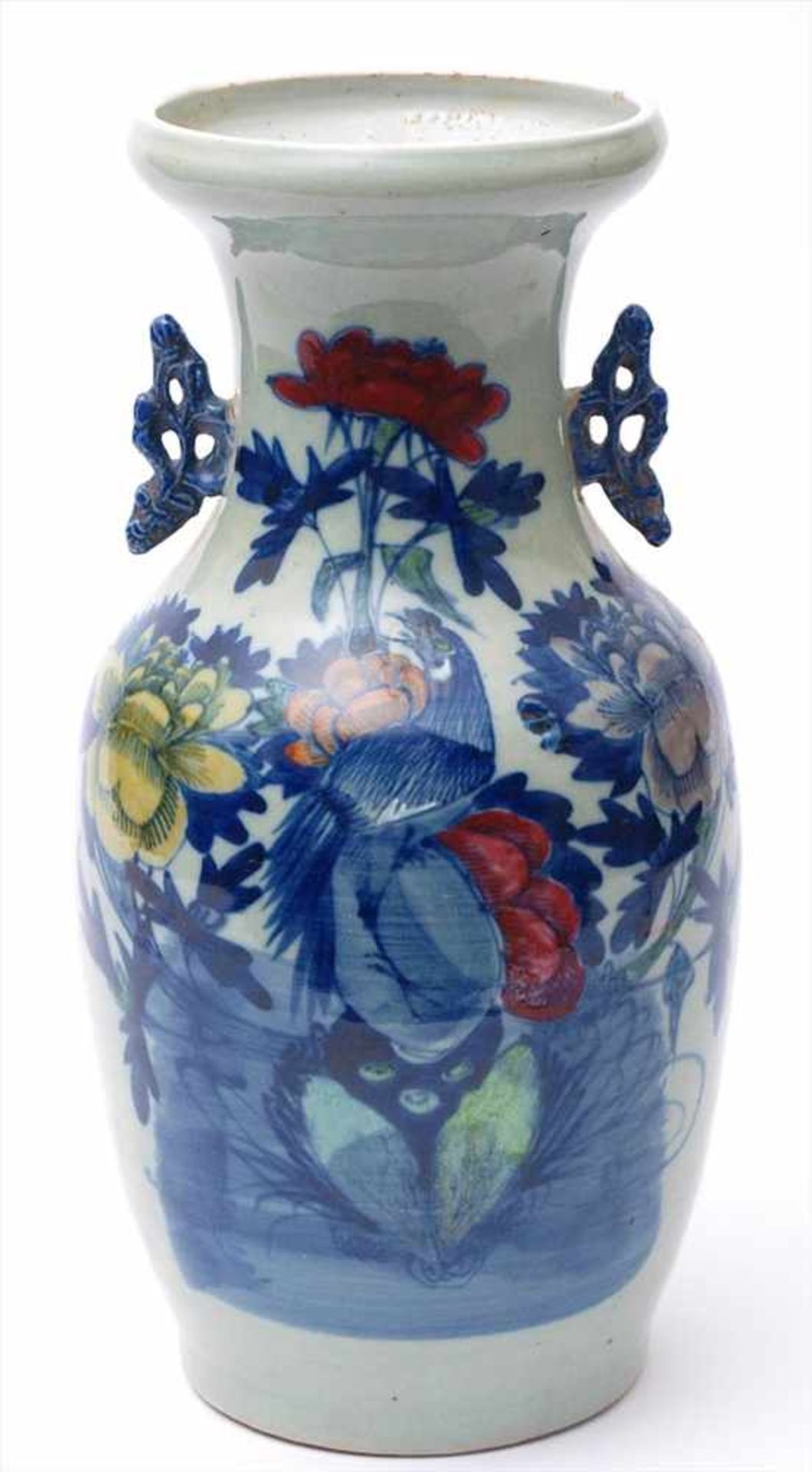 Famille-Rose-Vase, China, 2. Hälfte 19.Jhdt.Balusterförmiger Korpus, flankiert von zwei durchbrochen