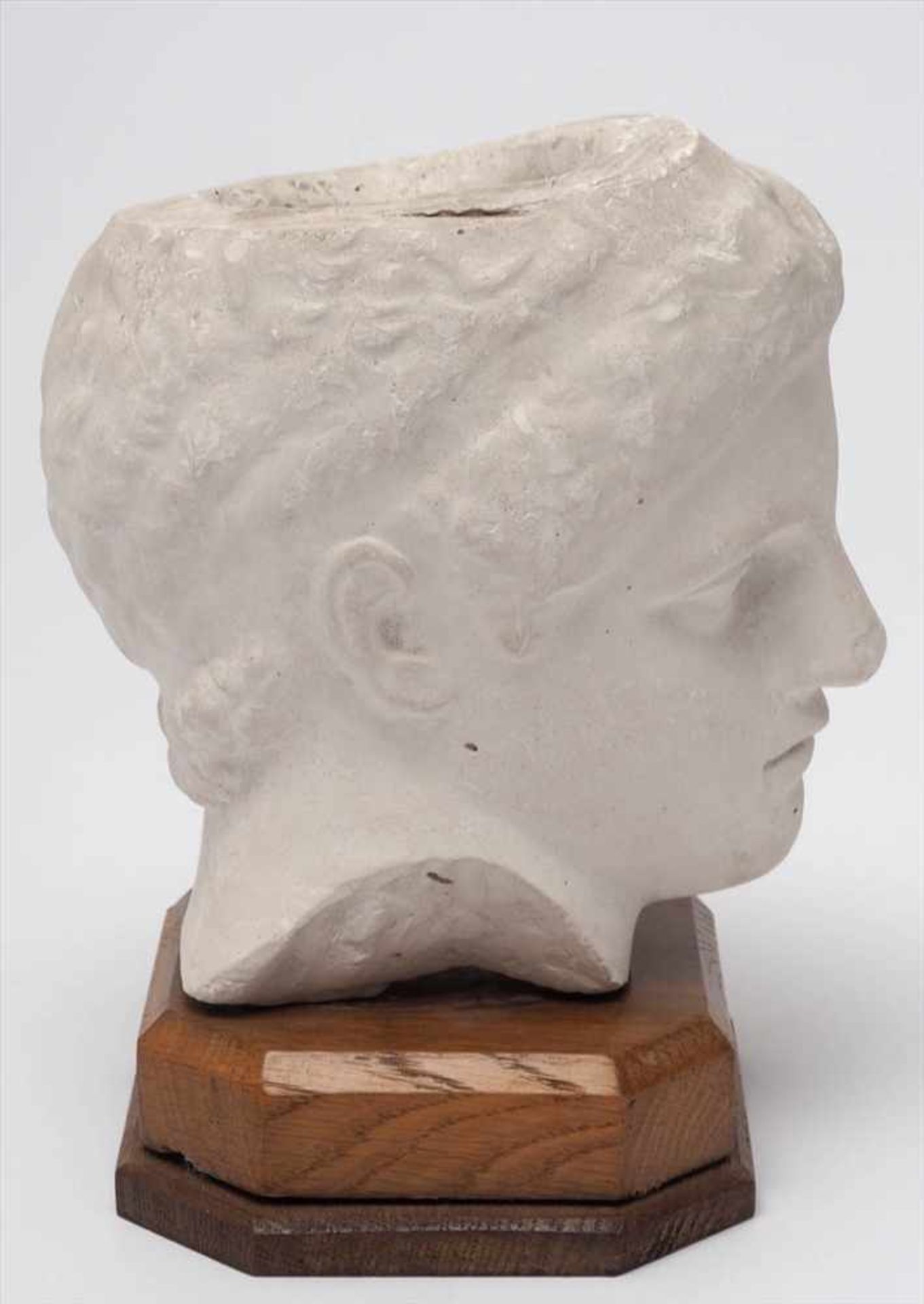 MuseumsreplikKopf eines griechischen Jünglings, auf Holzsockel montiert. Stuck. H.18cm inkl. - Bild 4 aus 4