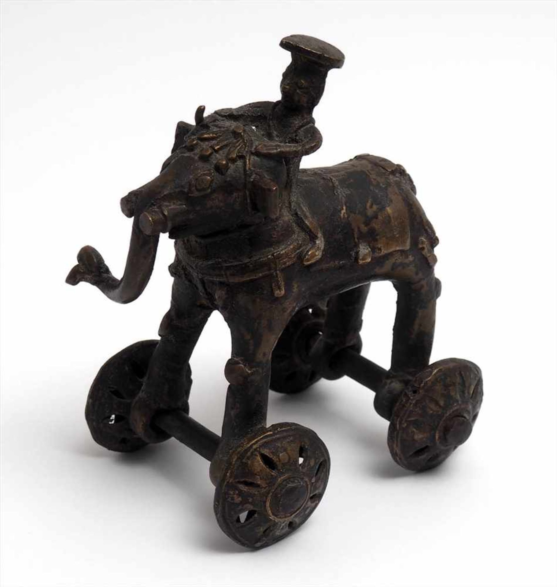 Figurine, Indien, wohl 19.Jhdt.Auf vier durchbrochen gearbeiteten Rädern plastische Darstellung