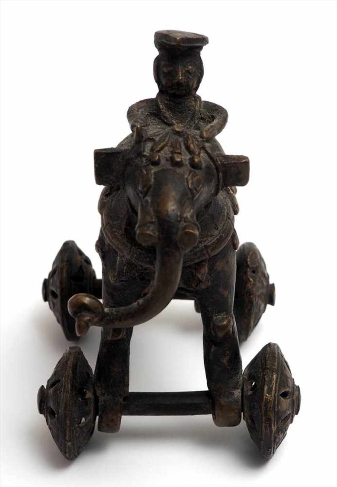 Figurine, Indien, wohl 19.Jhdt.Auf vier durchbrochen gearbeiteten Rädern plastische Darstellung - Image 3 of 4