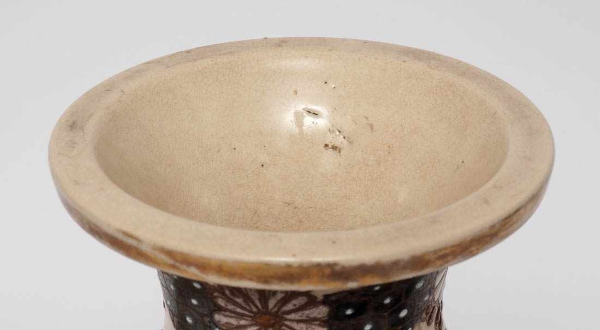 Satsuma-Vase, JapanAuf glockenförmigem Standring balusterförmiger Korpus mit schmalem Hals und - Bild 6 aus 7