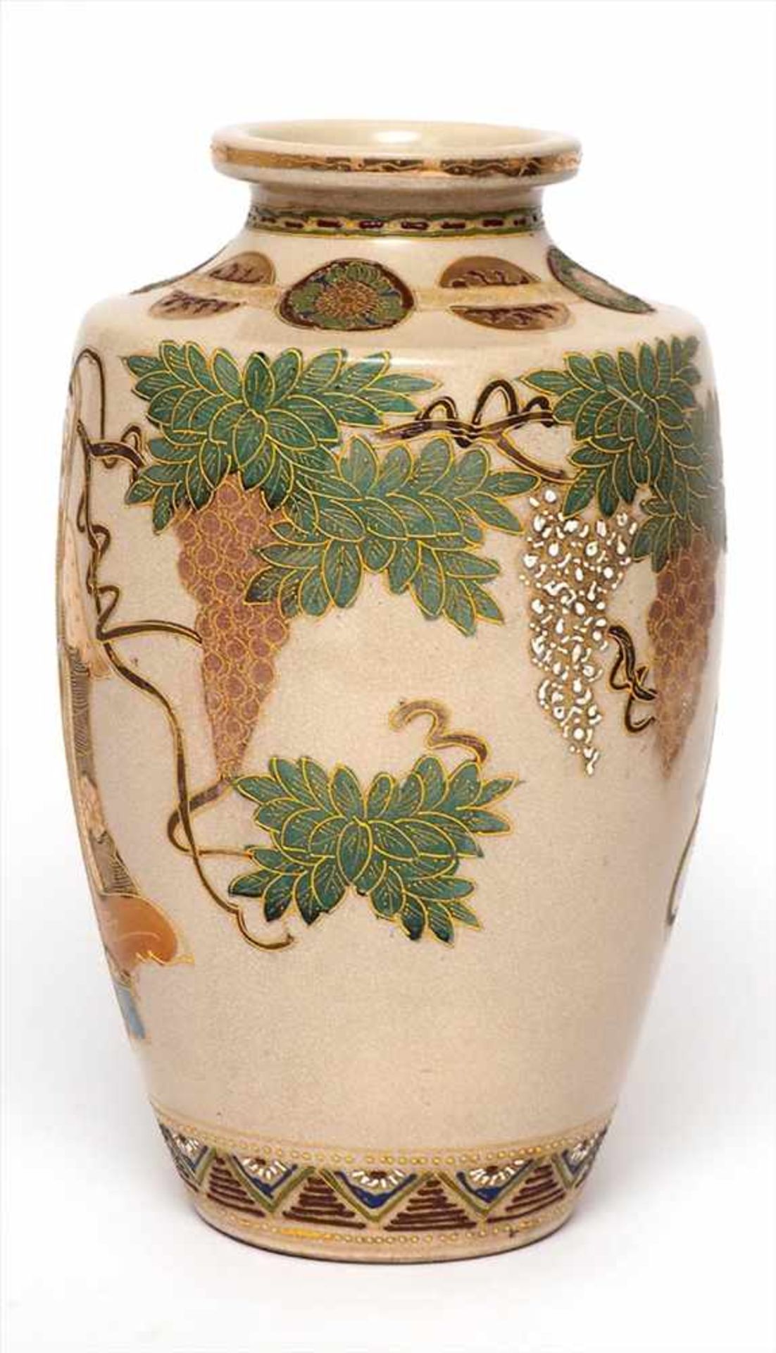 Satsuma-Vase, JapanMoriage-Stil. Bauchiger Korpus mit ausgestelltem Rand. Auf der Schauseite zwei - Image 2 of 4