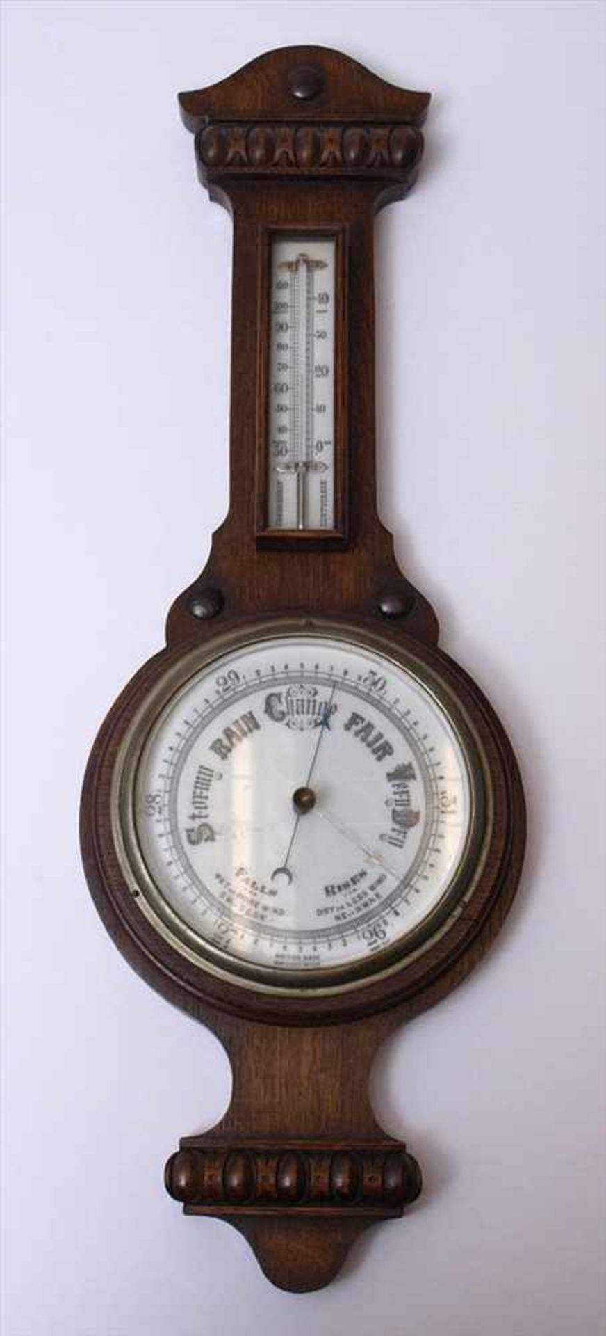Wetterstation, England, um 1900Geometrisch beschnitzter Korpus mit eingebautem Thermometer und