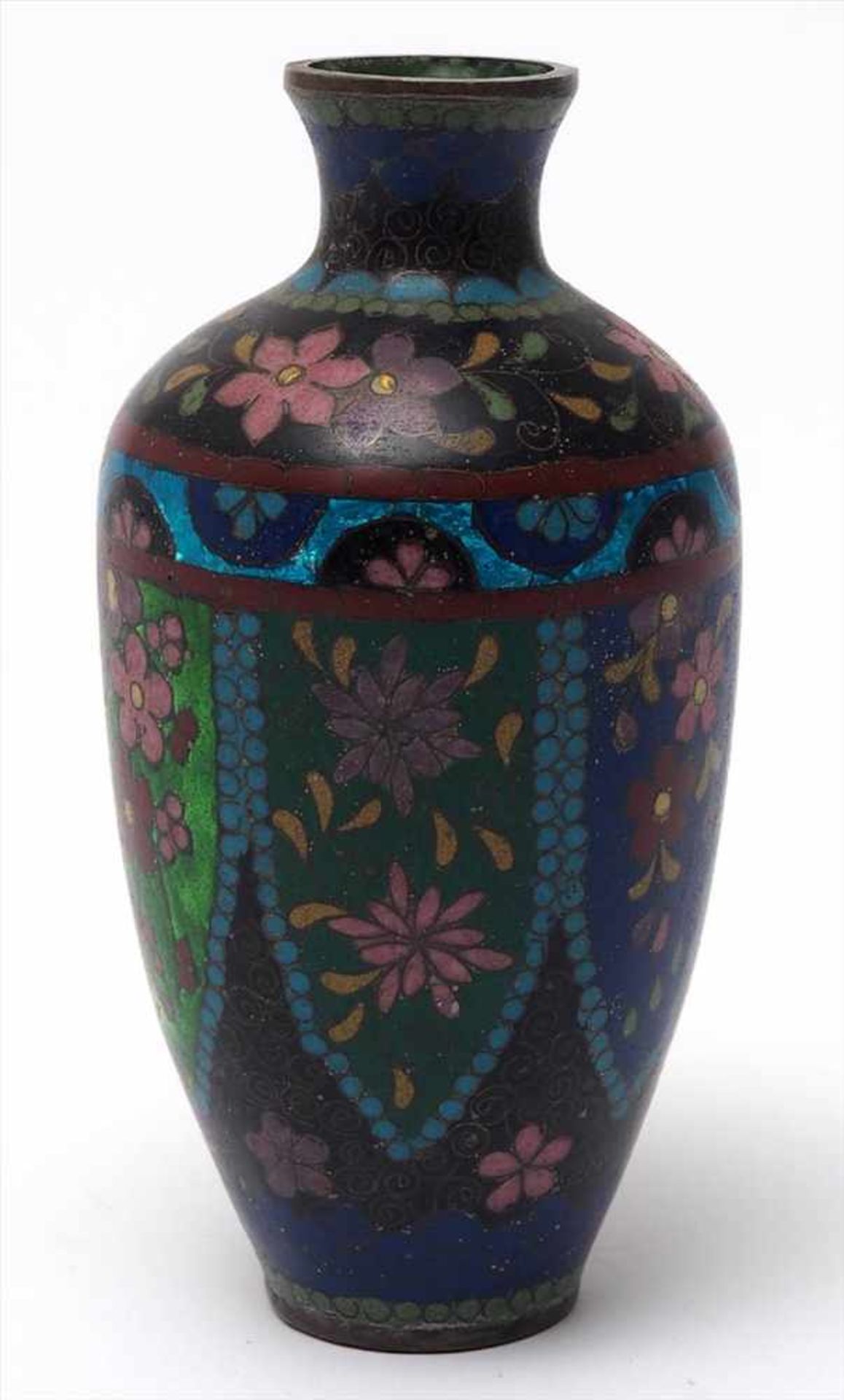 Cloisonné-Vase, um 1900Auf glattem Stand balusterförmiger Korpus mit eingezogener Schulter. - Image 2 of 2