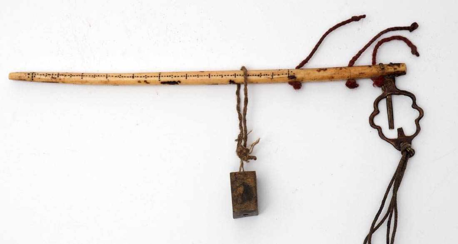 Opiumwaage, um 1900Originaler Kasten in Geigenform, darin Mittelstab aus graviertem Bein mit - Bild 2 aus 5