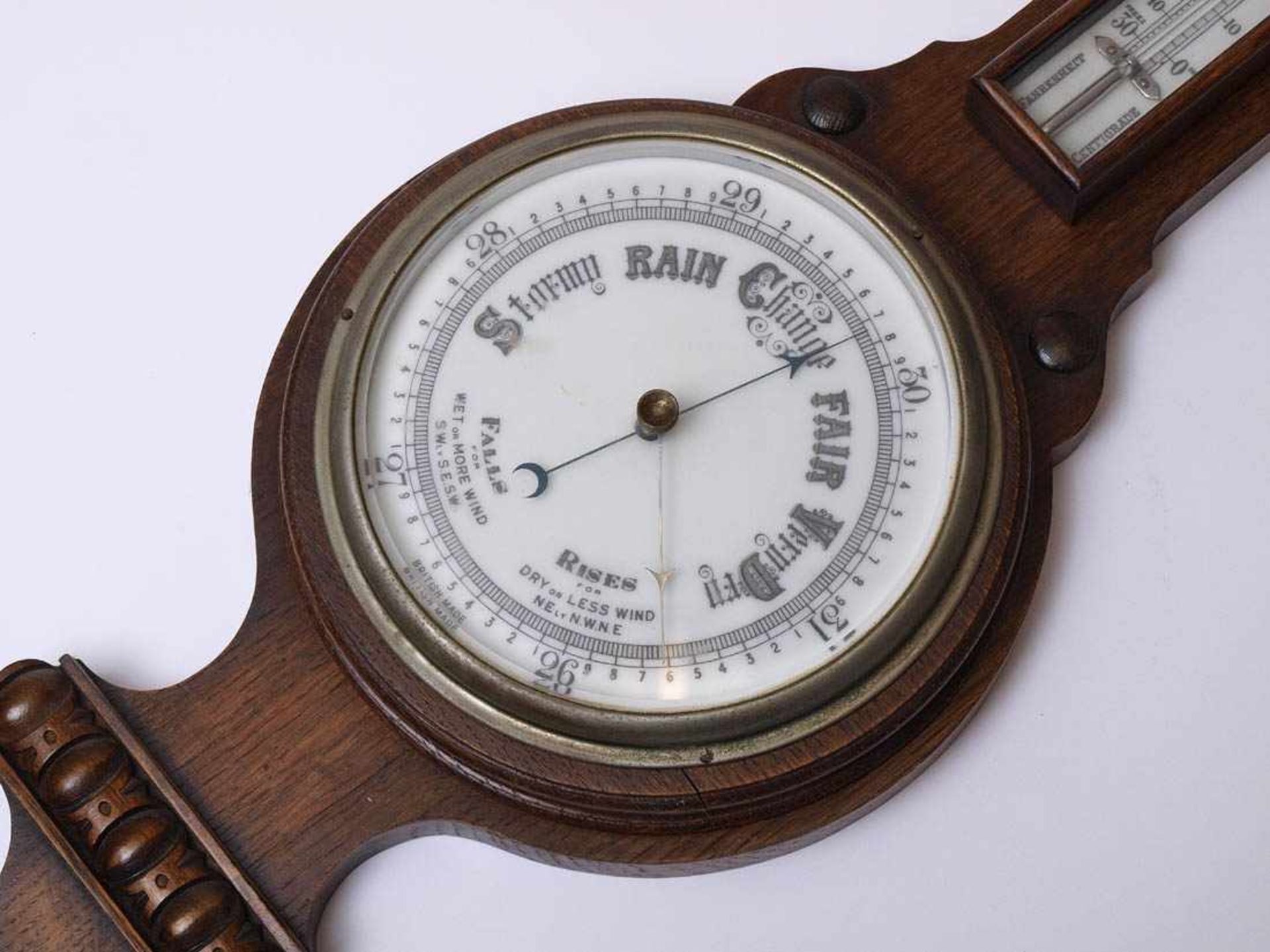 Wetterstation, England, um 1900Geometrisch beschnitzter Korpus mit eingebautem Thermometer und - Bild 2 aus 3