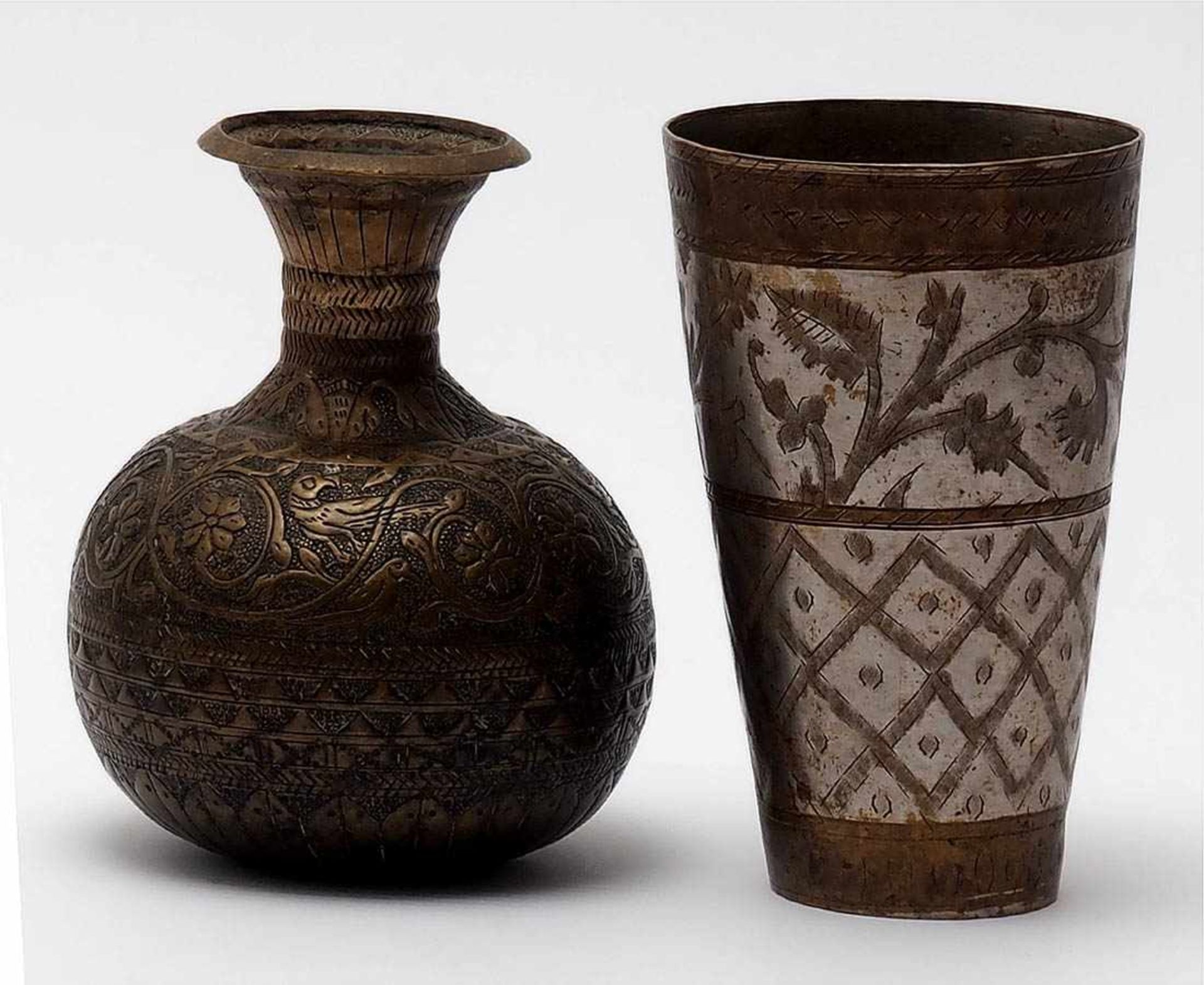 Vase, orientalischKugeliger Korpus mit schlankem Hals und ausgestellter Mündung mit umgeschlagenem