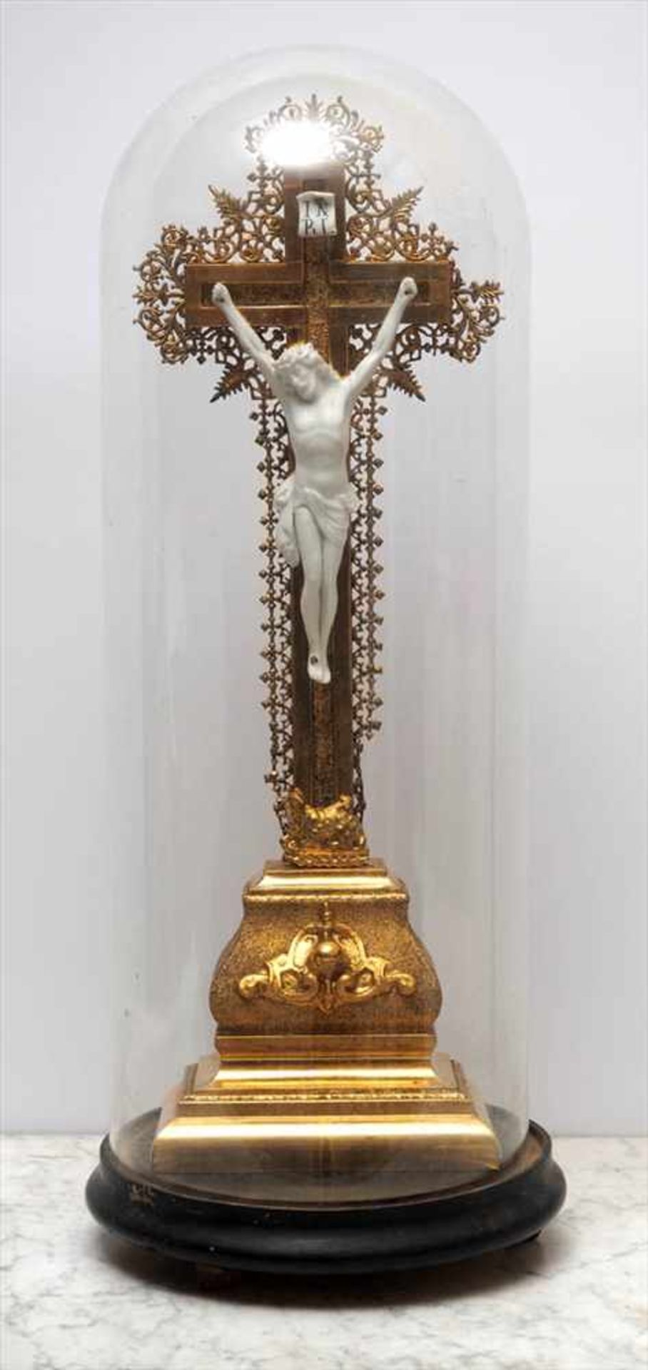 Kruzifix, 19.Jhdt.Auf mehrfach getrepptem, reliefiertem Sockel Kreuz mit Goldspitzen. Christuskorpus