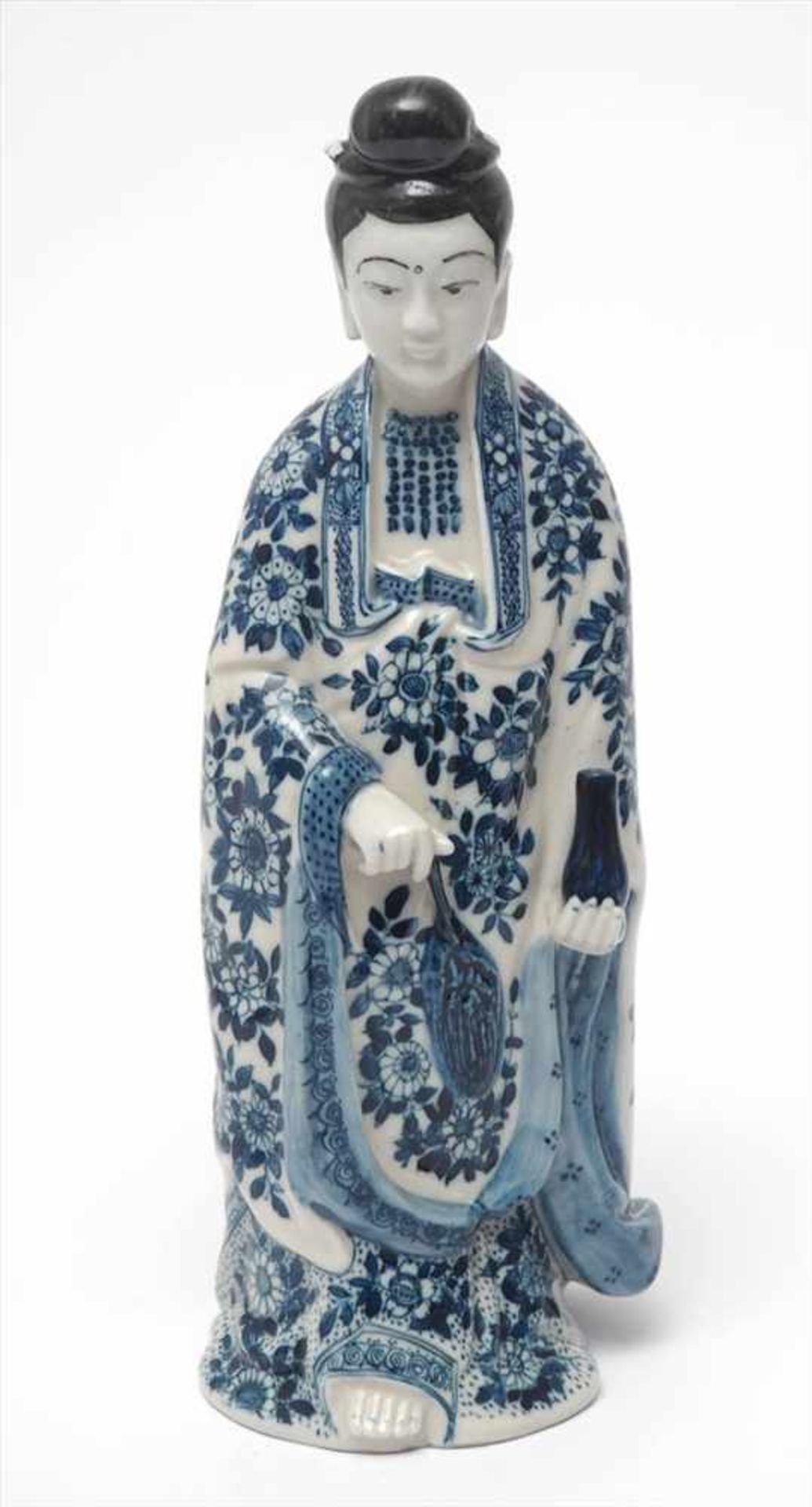 Figurine, ChinaStehender Würdenträger in bodenlangem Gewand. Unterglasurblaue Malerei. Porzellan.