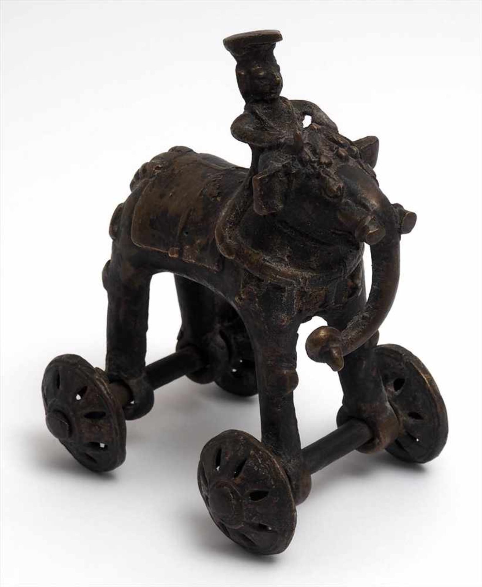 Figurine, Indien, wohl 19.Jhdt.Auf vier durchbrochen gearbeiteten Rädern plastische Darstellung - Image 2 of 4