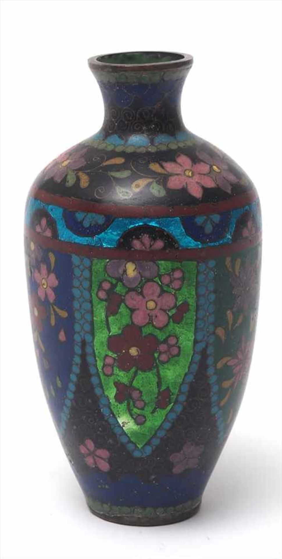 Cloisonné-Vase, um 1900Auf glattem Stand balusterförmiger Korpus mit eingezogener Schulter.