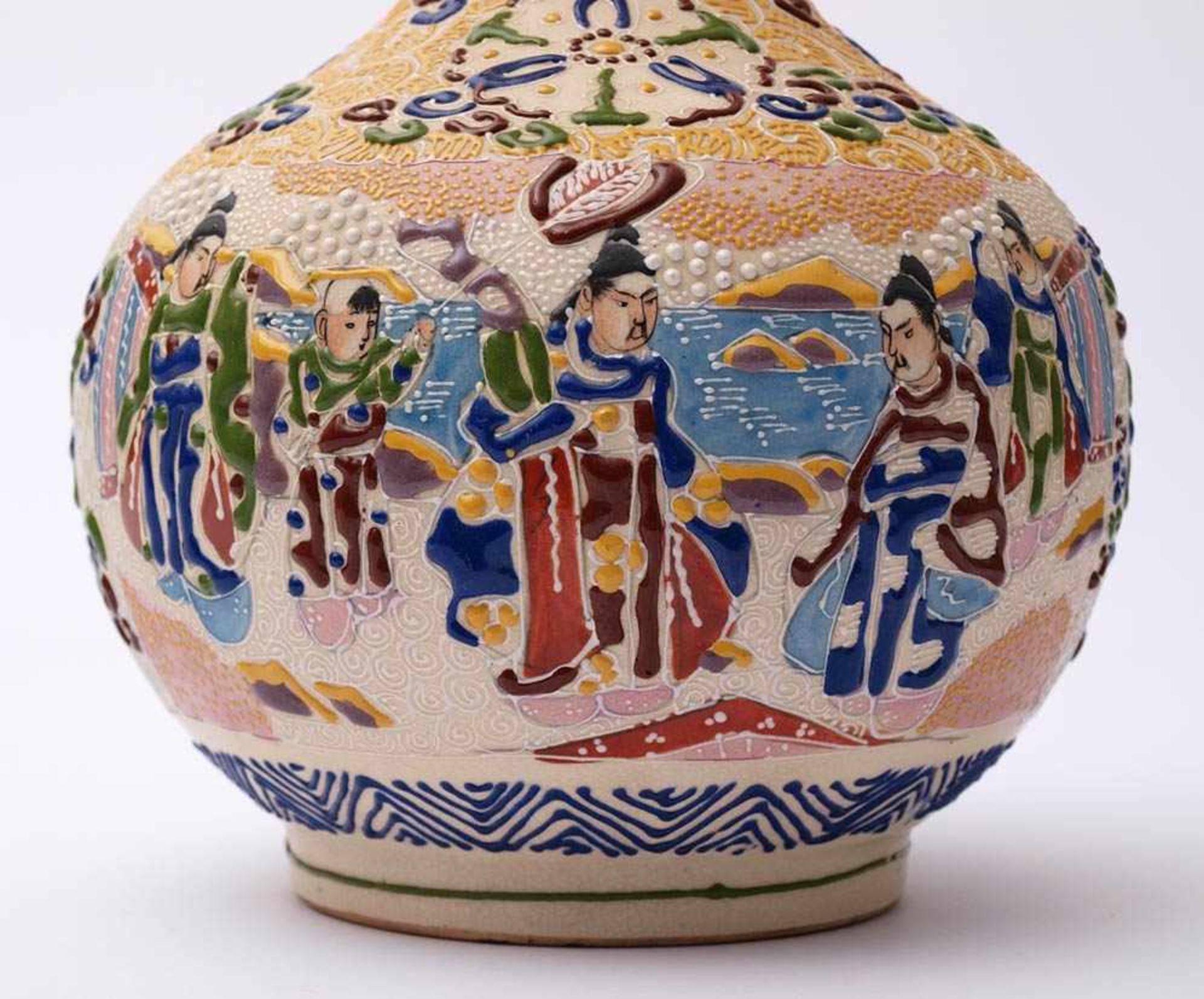 Vase, JapanAuf rundem Standring kugeliger Korpus. Schlanker, oben ausgestellter Röhrenhals, - Bild 4 aus 4