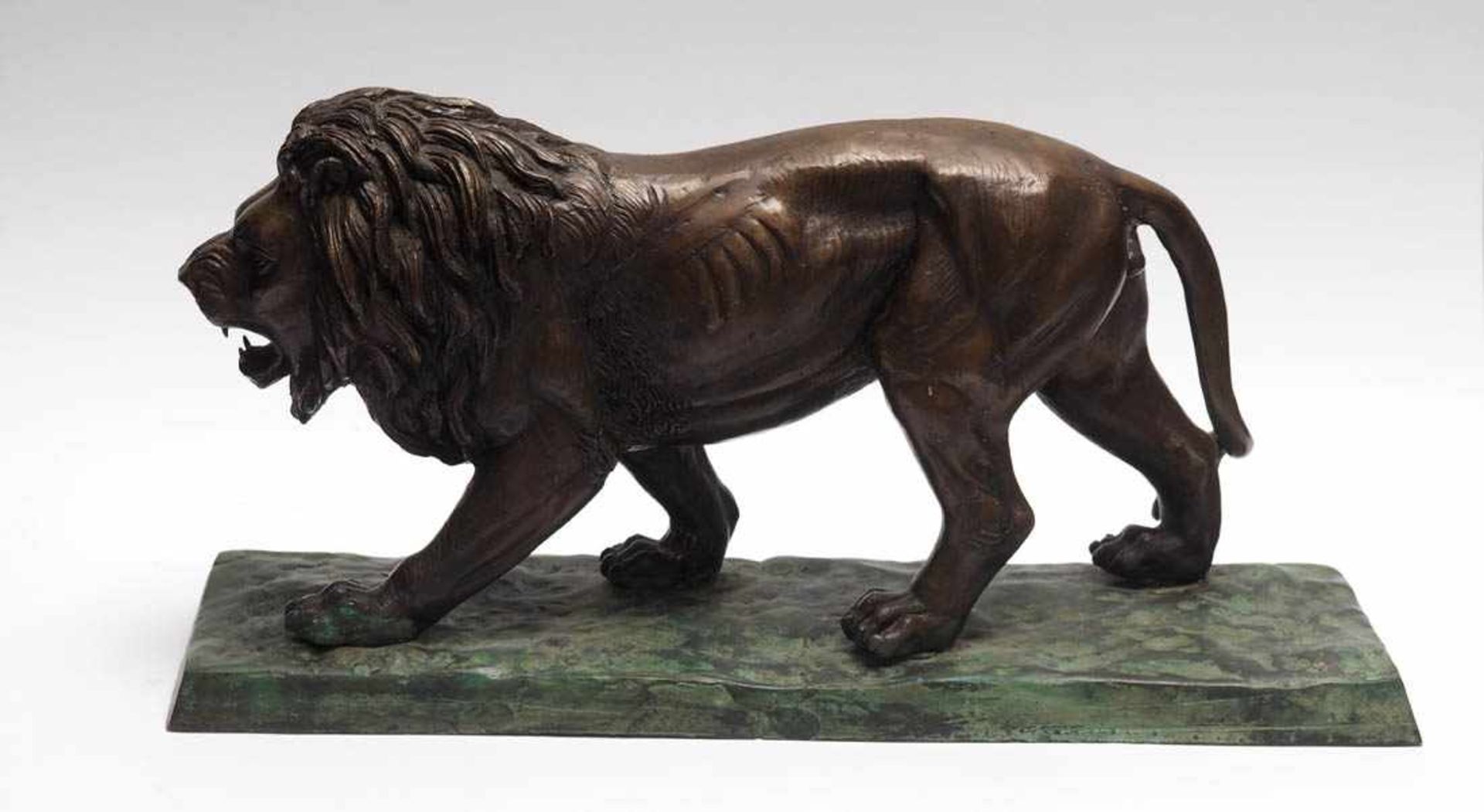 TierfigurineAuf reliefiertem Sockel schreitender Löwe in naturalistischer Ausformung. Bronze, braune - Bild 3 aus 4