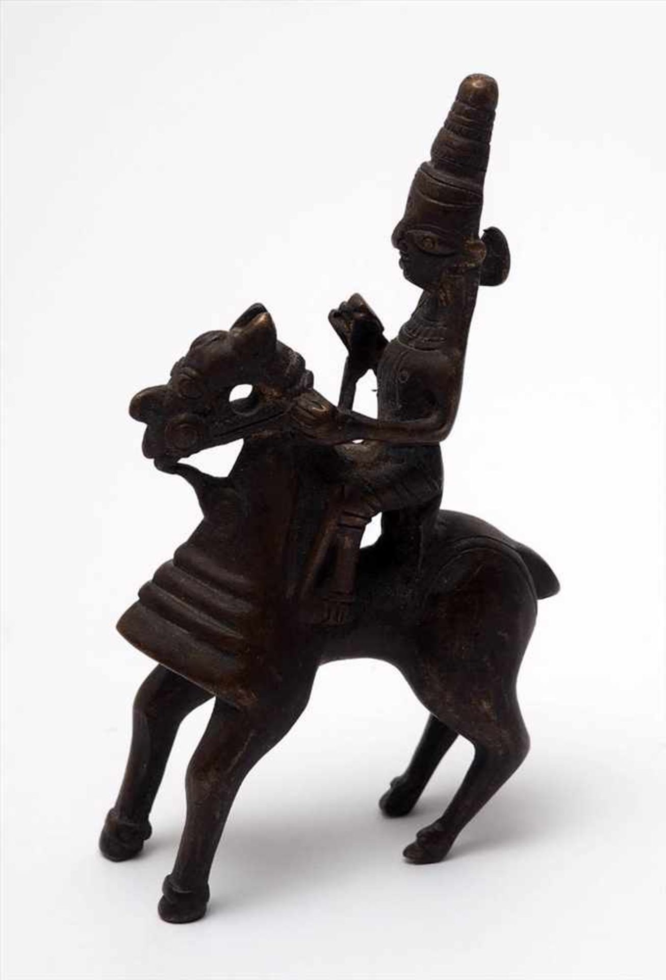 Zwei Bronzefiguren, IndienGöttergestalt, stehend bzw. reitend. Braune Patina. H.13 bzw. 12cm. - Image 3 of 4