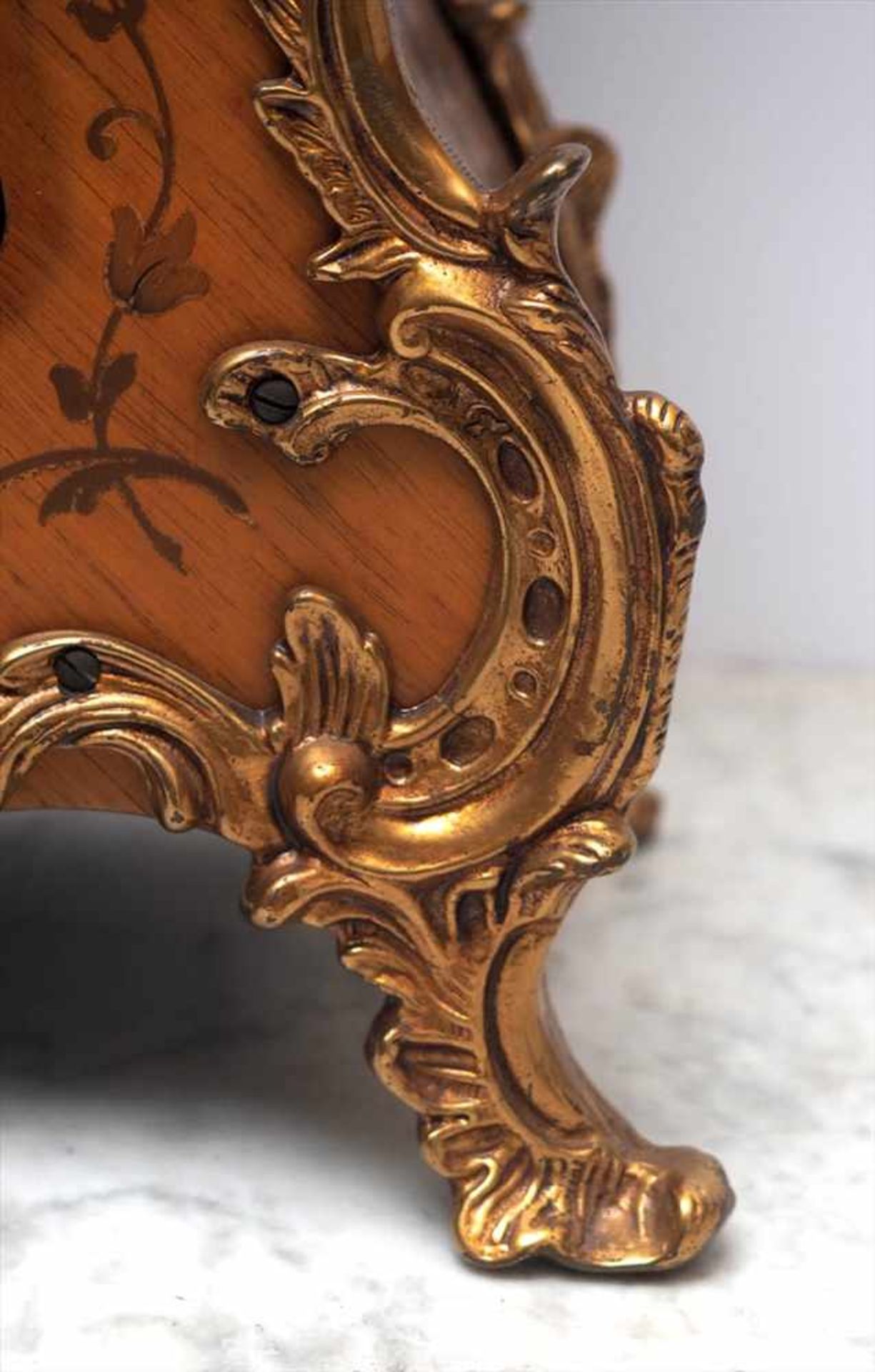 Prunkuhr, HermleAuf vier reich reliefierten Füßen barockisierendes, intarsiertes Holzgehäuse mit - Bild 5 aus 6