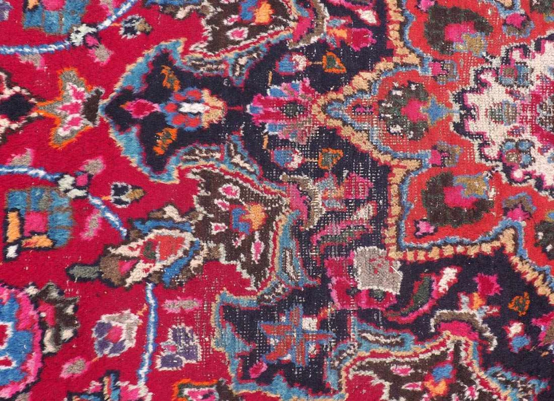 Kerman-HauptteppichRotgrundiges Hauptfeld mit symmetrischen Blütenmotiven, sternförmiges, dreifach - Image 3 of 5