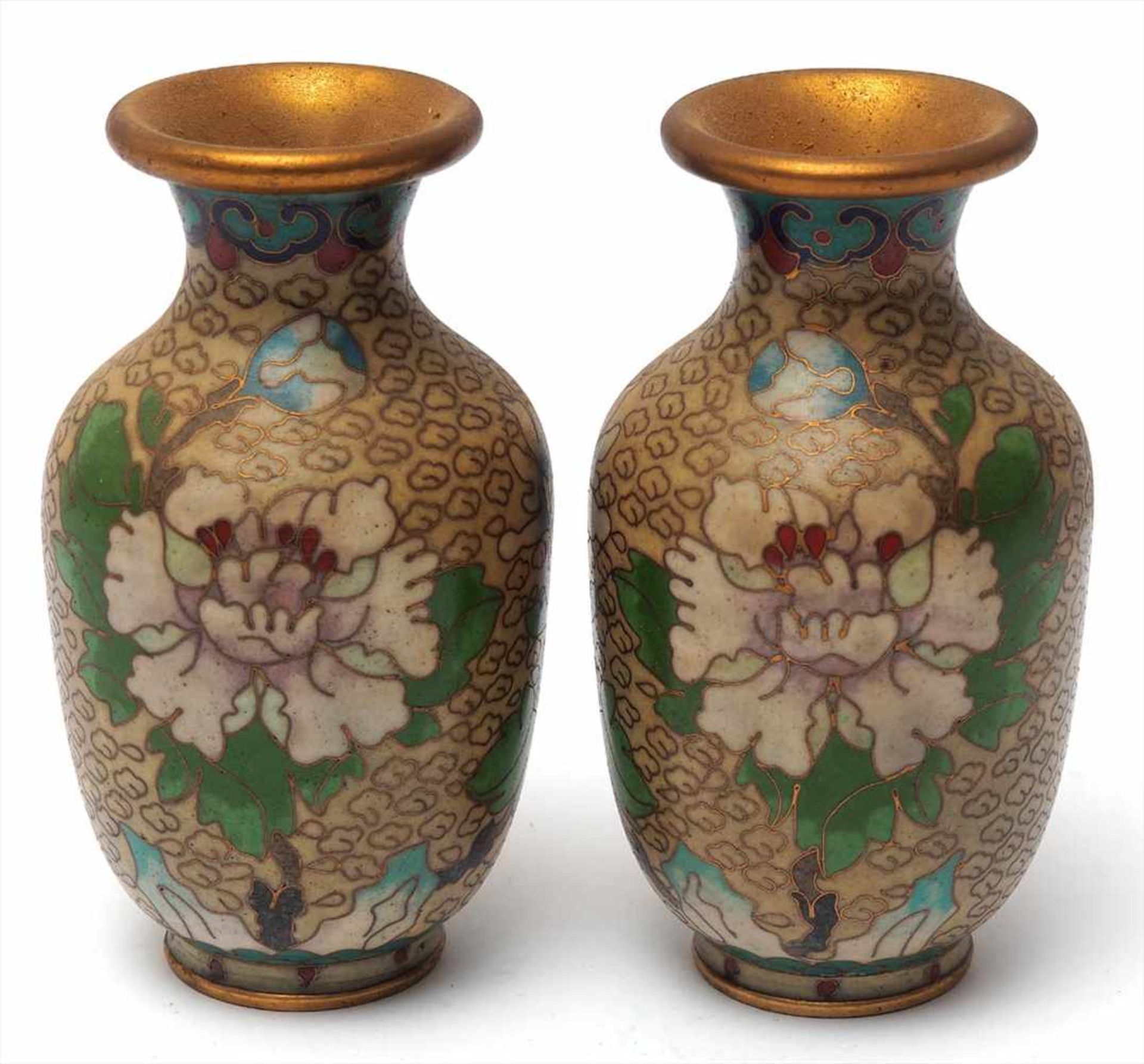 Paar Cloisonné-VäschenBalusterform. Auf gelblichem Fond große Blüten. H.10,5cm.