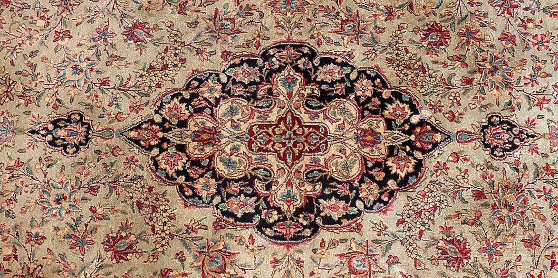 IsfahanHellgrundiges, floral durchgemustertes Hauptfeld. Zweistufiges Zentralmedaillon mit Behängen. - Image 3 of 5