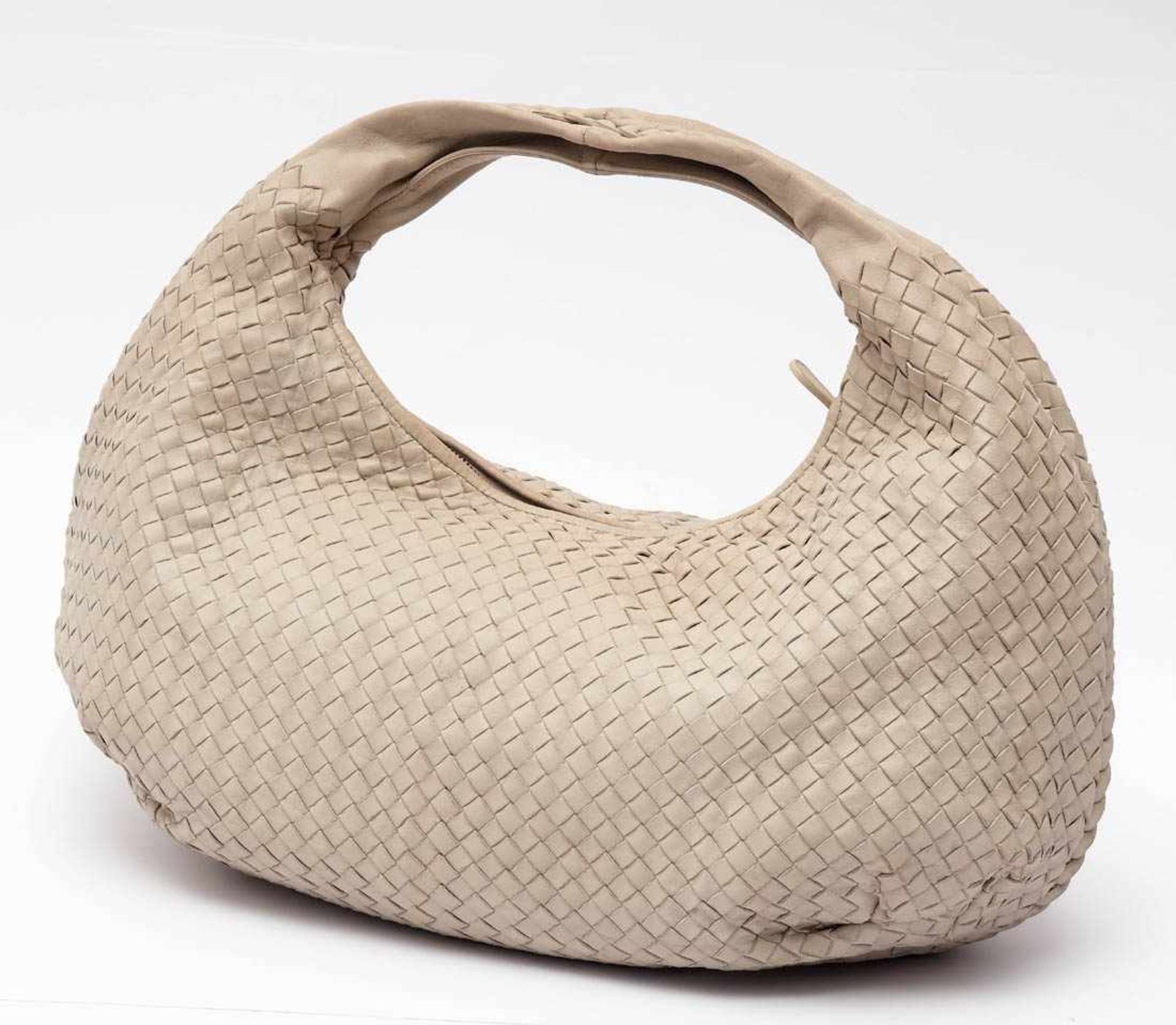 Schultertasche, sog. "Hobo Bag", Bottega VenetaQuerovale Form aus beigefarbenen, gewebten