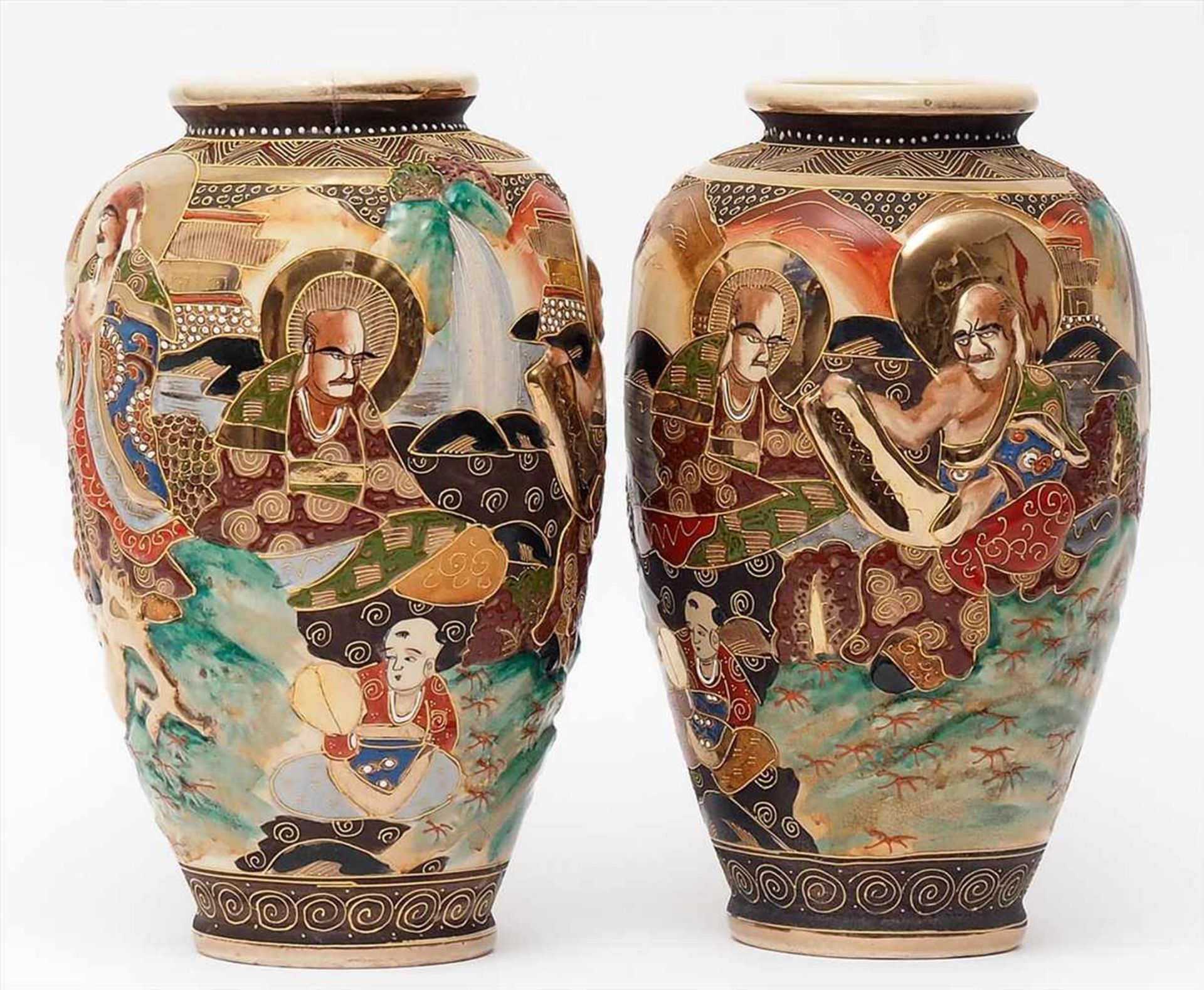 Paar Satsuma-Vasen, JapanMoriage-Stil. Bauchiger Korpus mit ausgestelltem Rand. Auf der Wandung