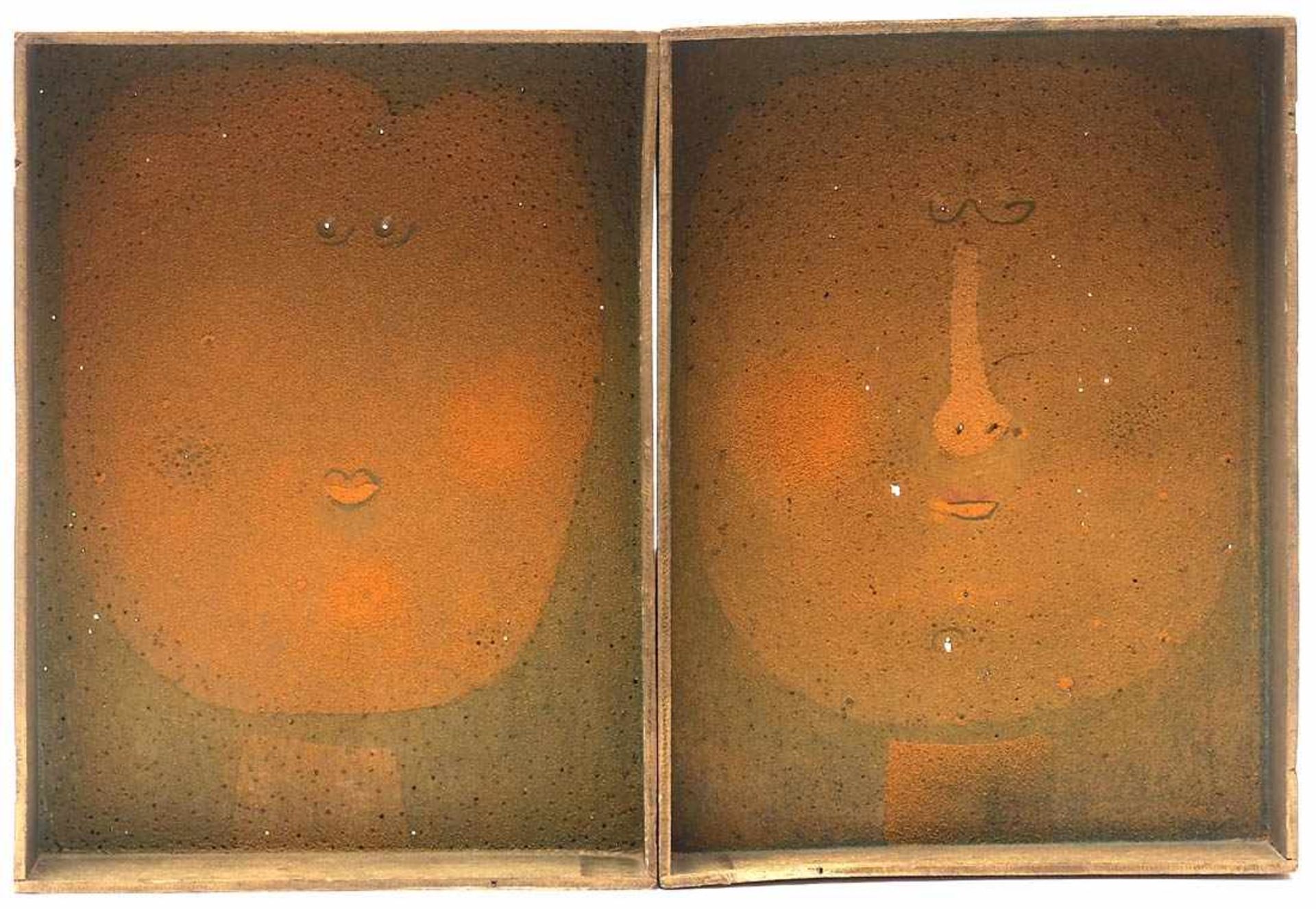 Heuser, Klaus, geb. 1940Paar Gemälde, bet. "Ehepaar Sandig". Acryl und Sand auf Holz, auf dem