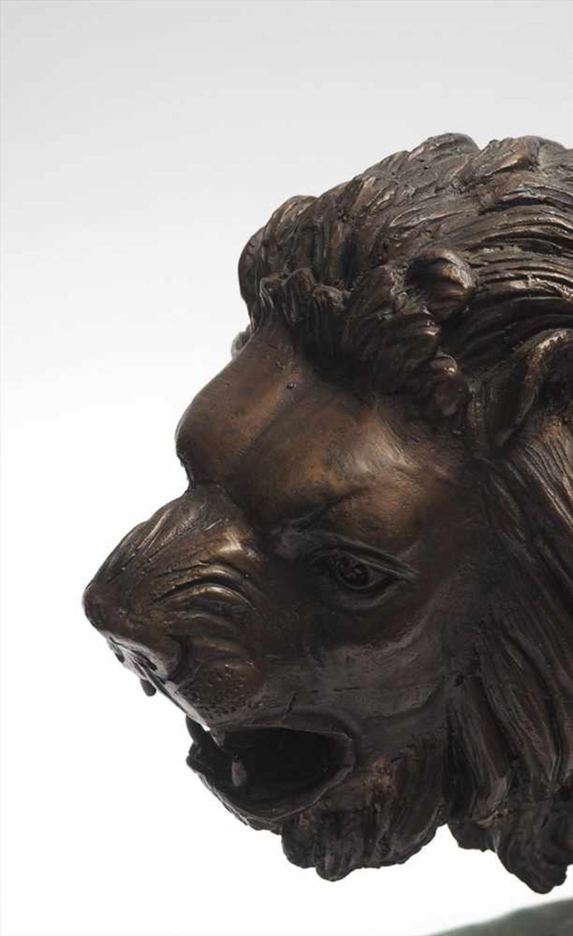 TierfigurineAuf reliefiertem Sockel schreitender Löwe in naturalistischer Ausformung. Bronze, braune - Bild 2 aus 4