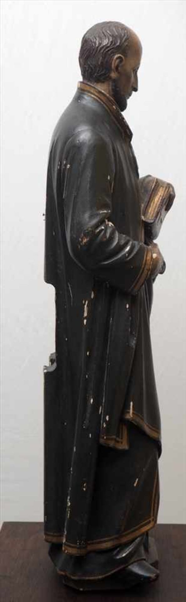 Heiligenfigur, 19.Jhdt.Hl. Ignatius von Loyola, in der linken Hand die Bibel haltend. Lindenholz, - Image 5 of 7