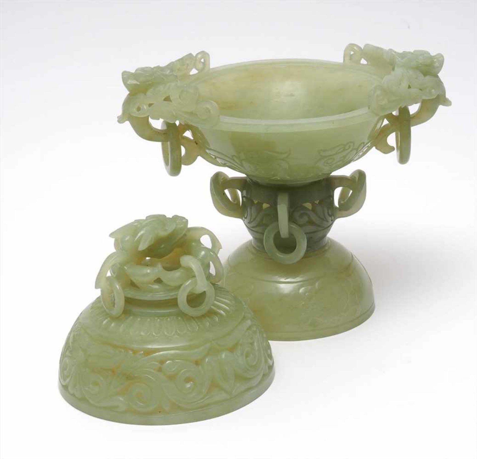 Großes Deckelgefäß, China, 20.Jhdt.Hellgrüne Jade. Auf halbkugeligem Sockel durchbrochen - Image 2 of 5