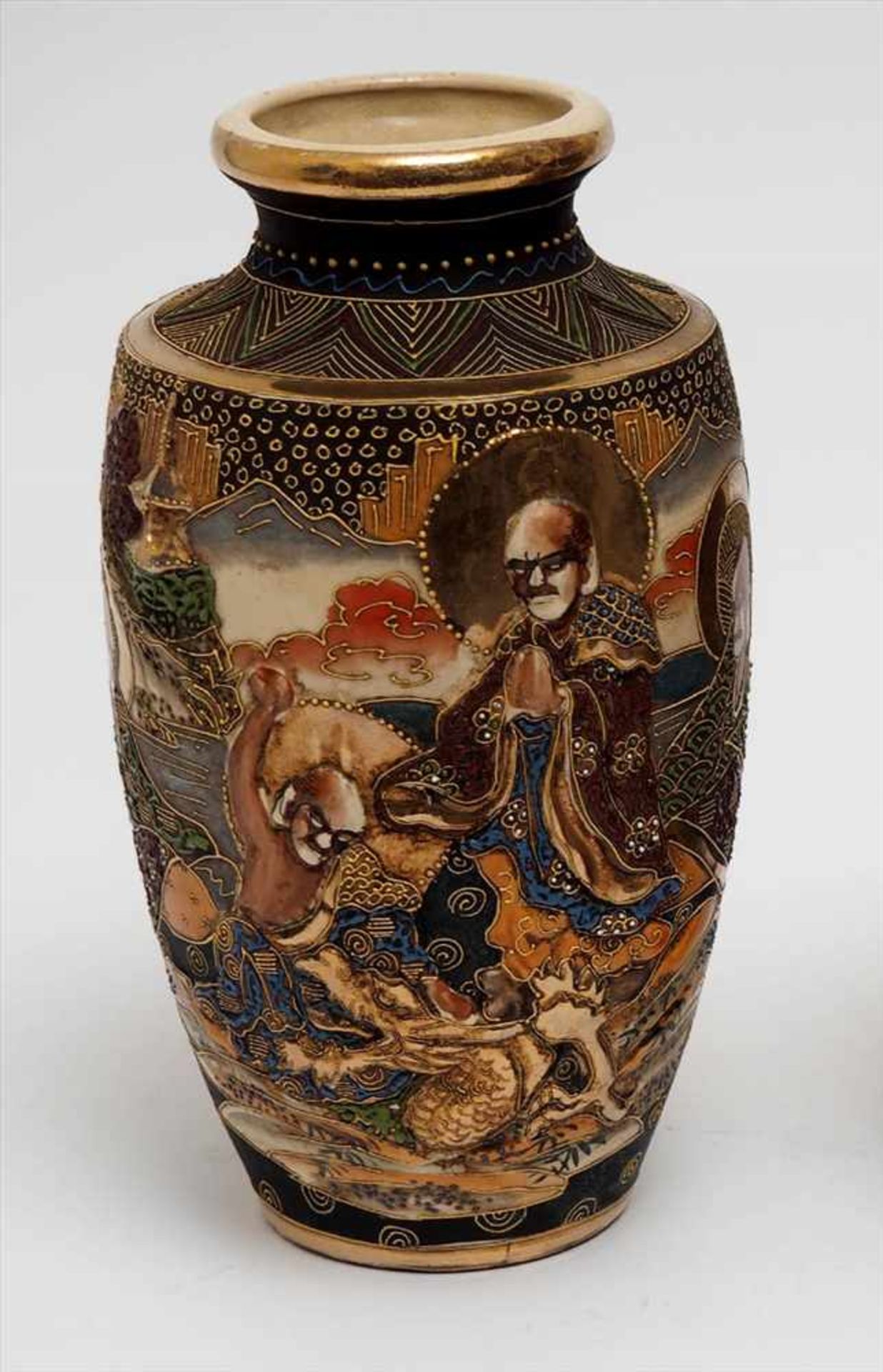 Paar Satsuma-Vasen, JapanMoriage-Stil. Reich reliefierte und bemalte Darstellung der Fünf Weisen mit - Image 2 of 6