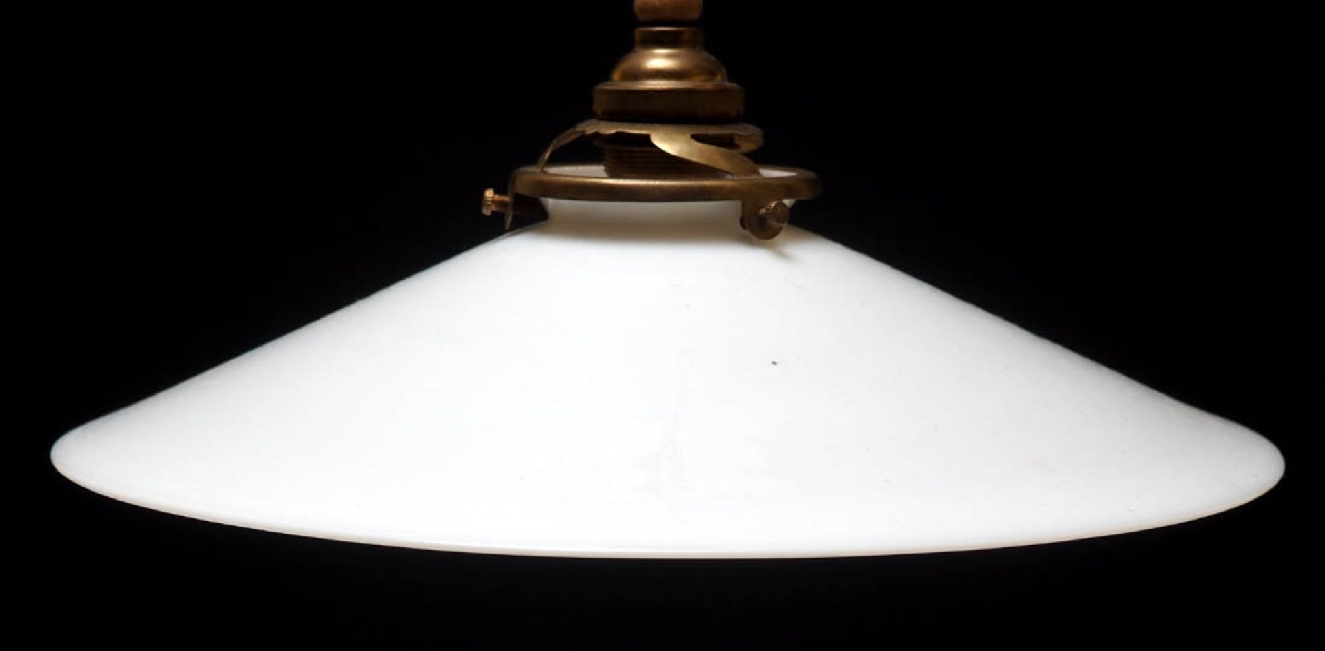 Zuglampe, 20er JahreWeißer Glasschirm. Zugelement und Deckenmontierung aus Porzellan. - Image 4 of 4