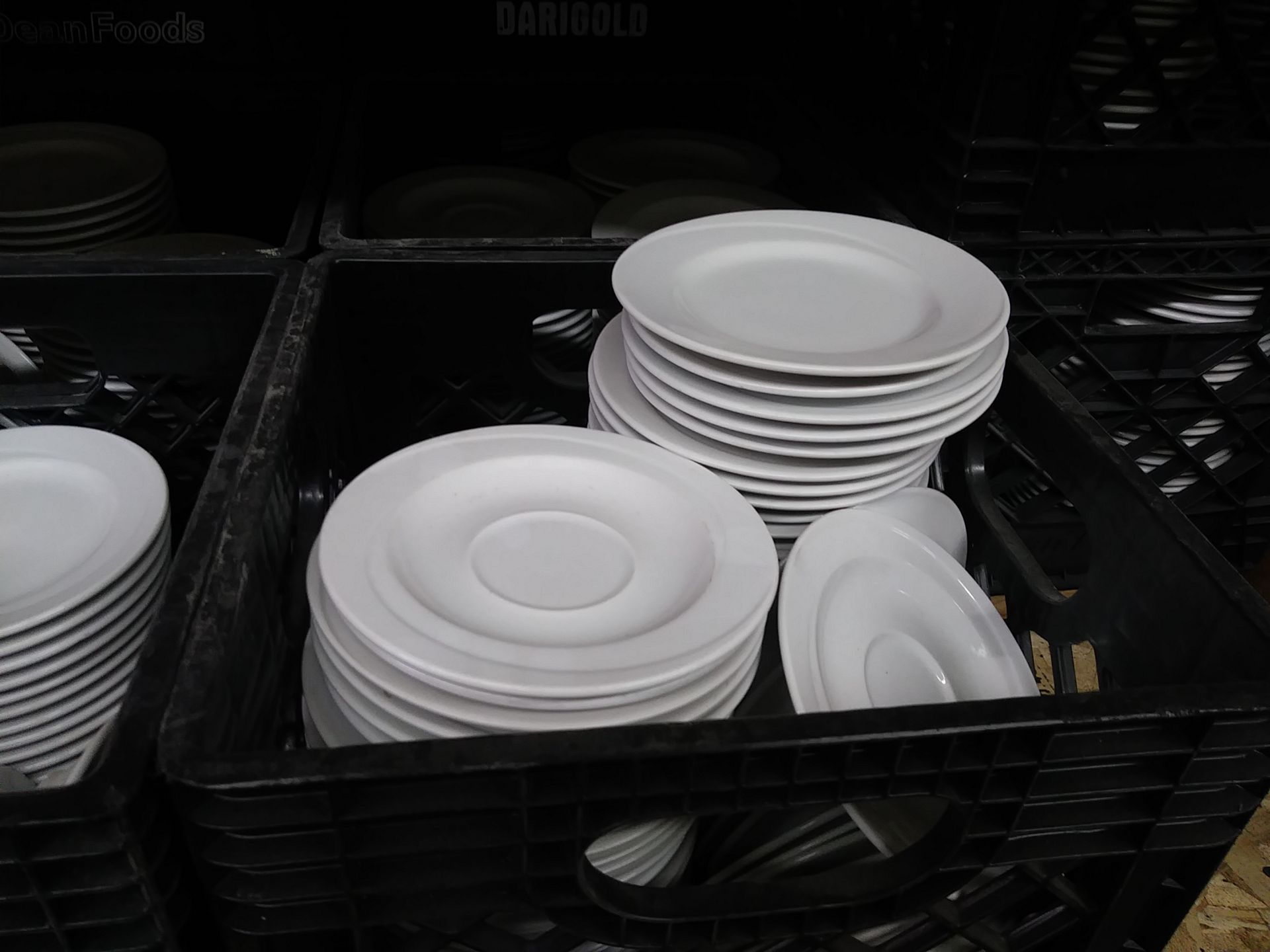 CONTENTS OF ENTIRE SHELF - (MISC DISHES) INCLUDES:, 8" BOWLS, 11" OVAL PLATTERS, 5" PLATES / SAUCERS - Image 4 of 8