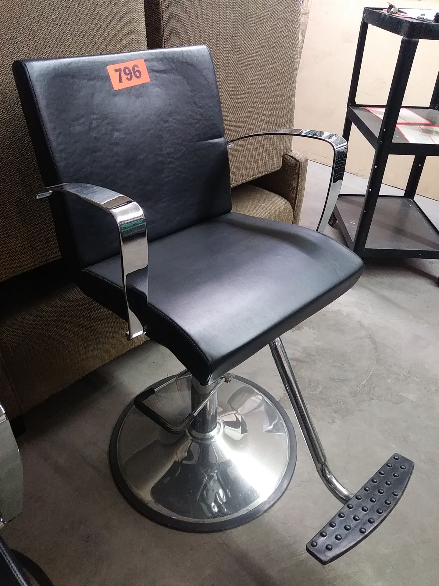 SALON / BARBER CHAIR W/ FOOT REST (SWIVELS, LIFTS, DROPS) - Image 3 of 4