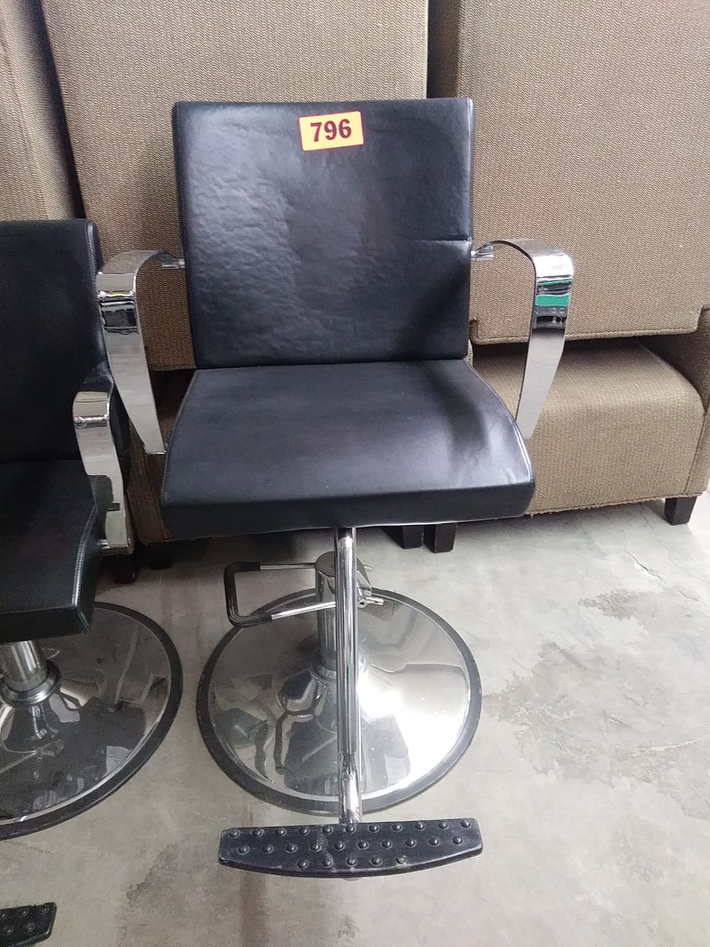 SALON / BARBER CHAIR W/ FOOT REST (SWIVELS, LIFTS, DROPS)