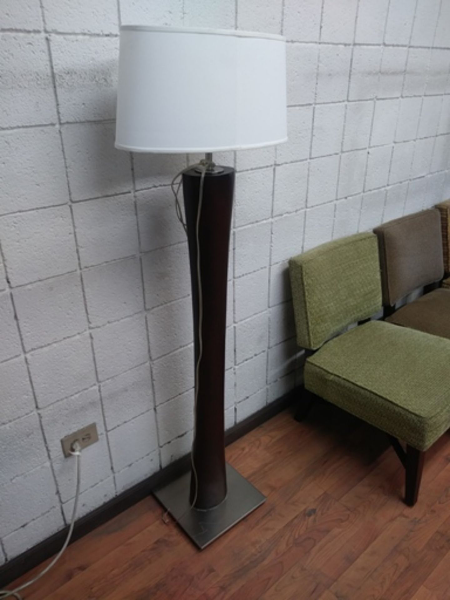 5FT TALL LAMPS (QTY: 264) - Image 2 of 5