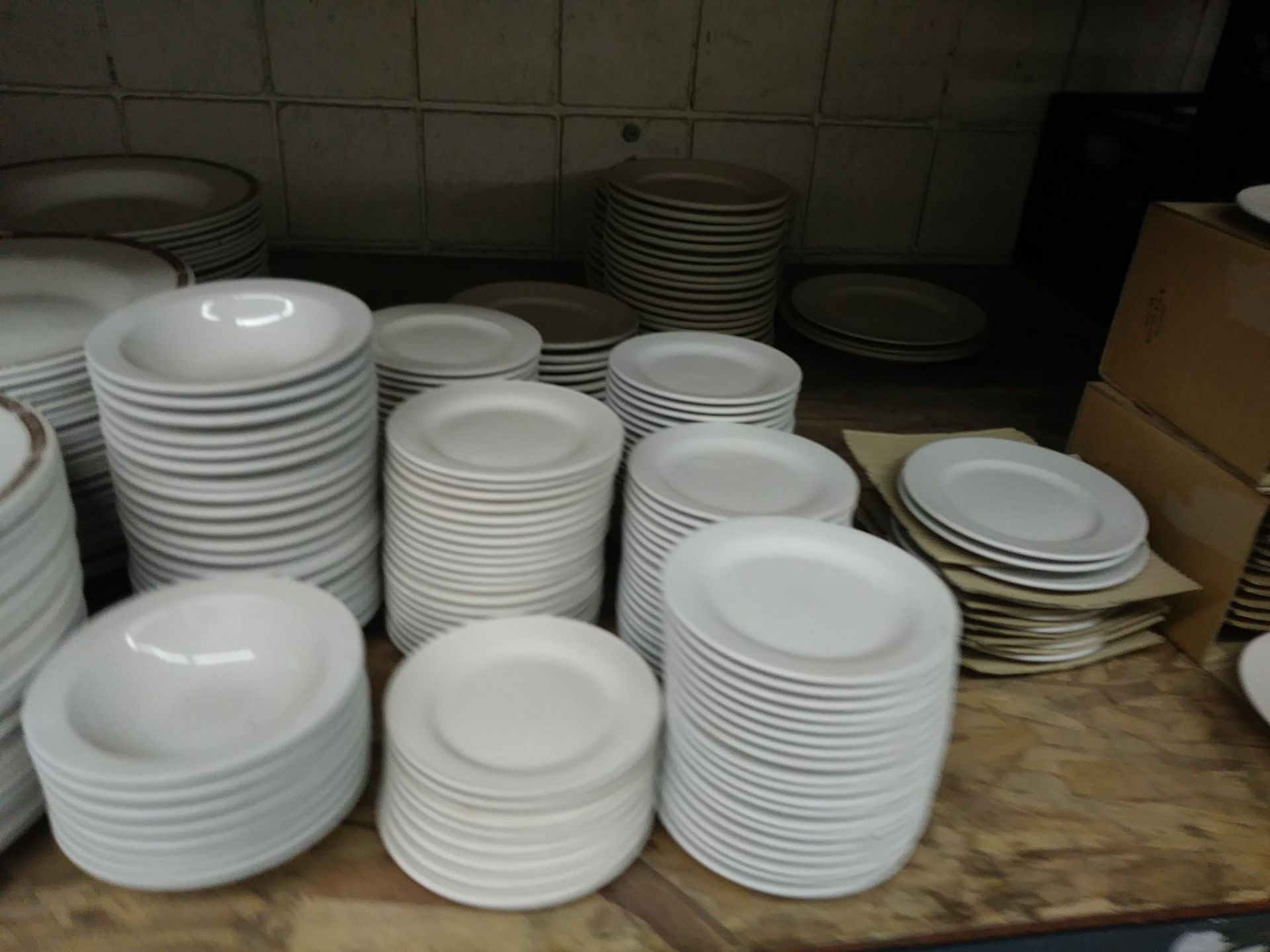 CONTENTS OF ENTIRE SHELF - (MISC DISHES ) INCLUDES: OVER 300 PLATES, BOWLS & SAUCERS - SEE QTY - Image 9 of 16