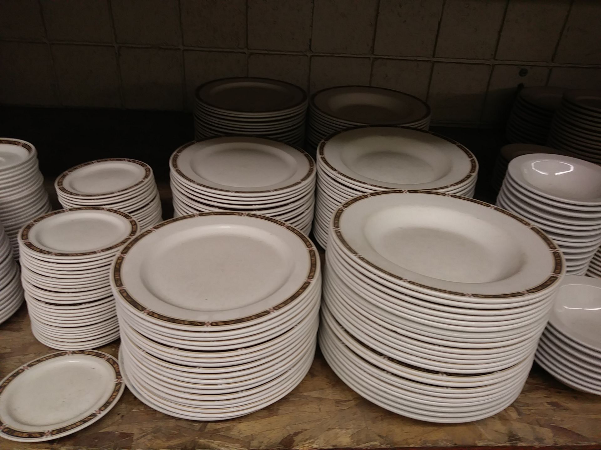 CONTENTS OF ENTIRE SHELF - (MISC DISHES ) INCLUDES: OVER 300 PLATES, BOWLS & SAUCERS - SEE QTY - Image 3 of 16