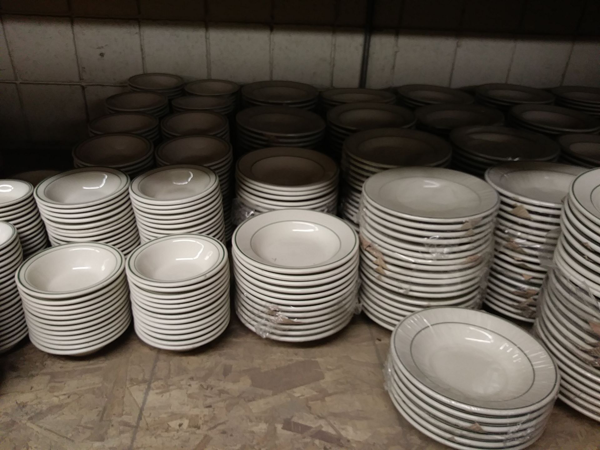 CONTENTS OF ENTIRE SHELF - (MISC DISHES) INCLUDES: 11" BUFFALO PLATES (QTY: 38), 9" BUFFALO BOWLS - Image 2 of 5