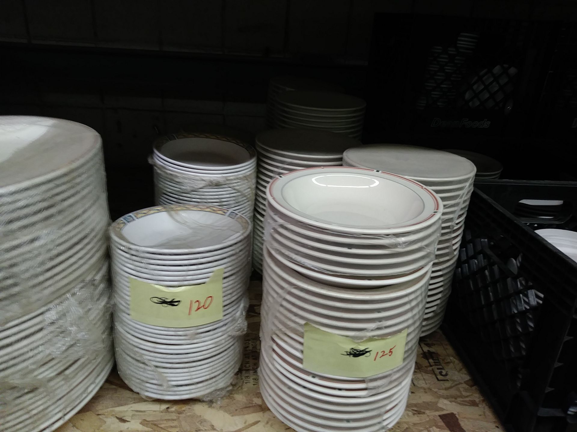 CONTENTS OF ENTIRE SHELF - (MISC DISHES) INCLUDES:, 8" BOWLS, 11" OVAL PLATTERS, 5" PLATES / SAUCERS - Image 3 of 8