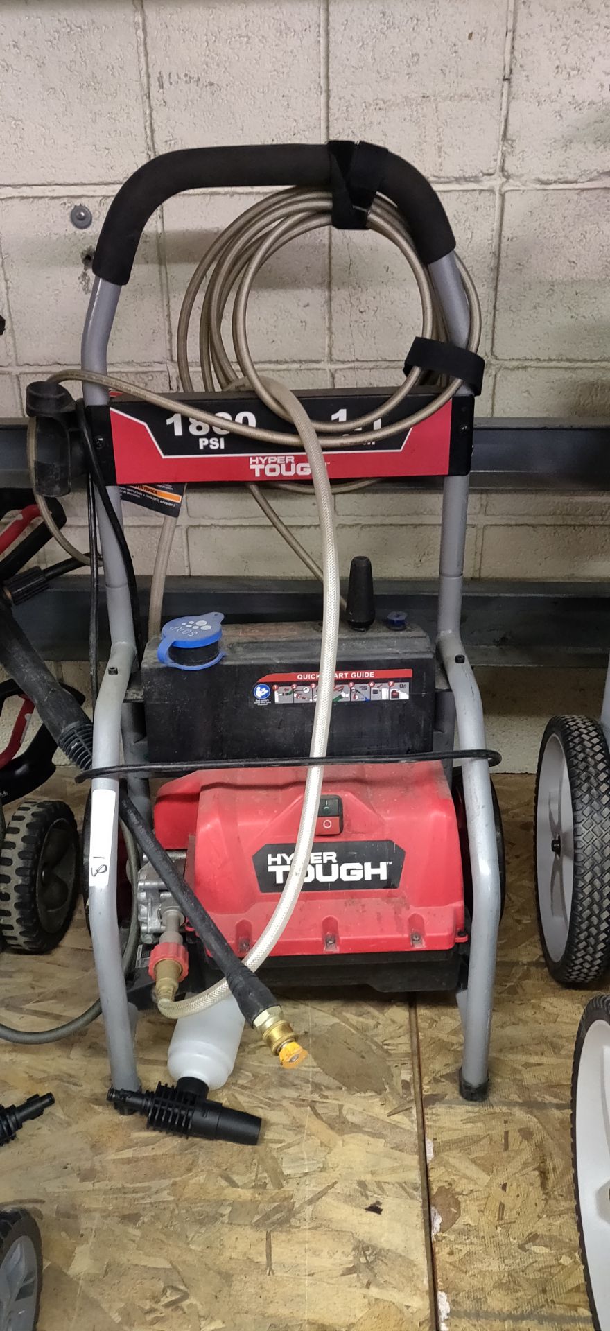 HYPER TOUGH 1800 PSI PRESSURE WASHER